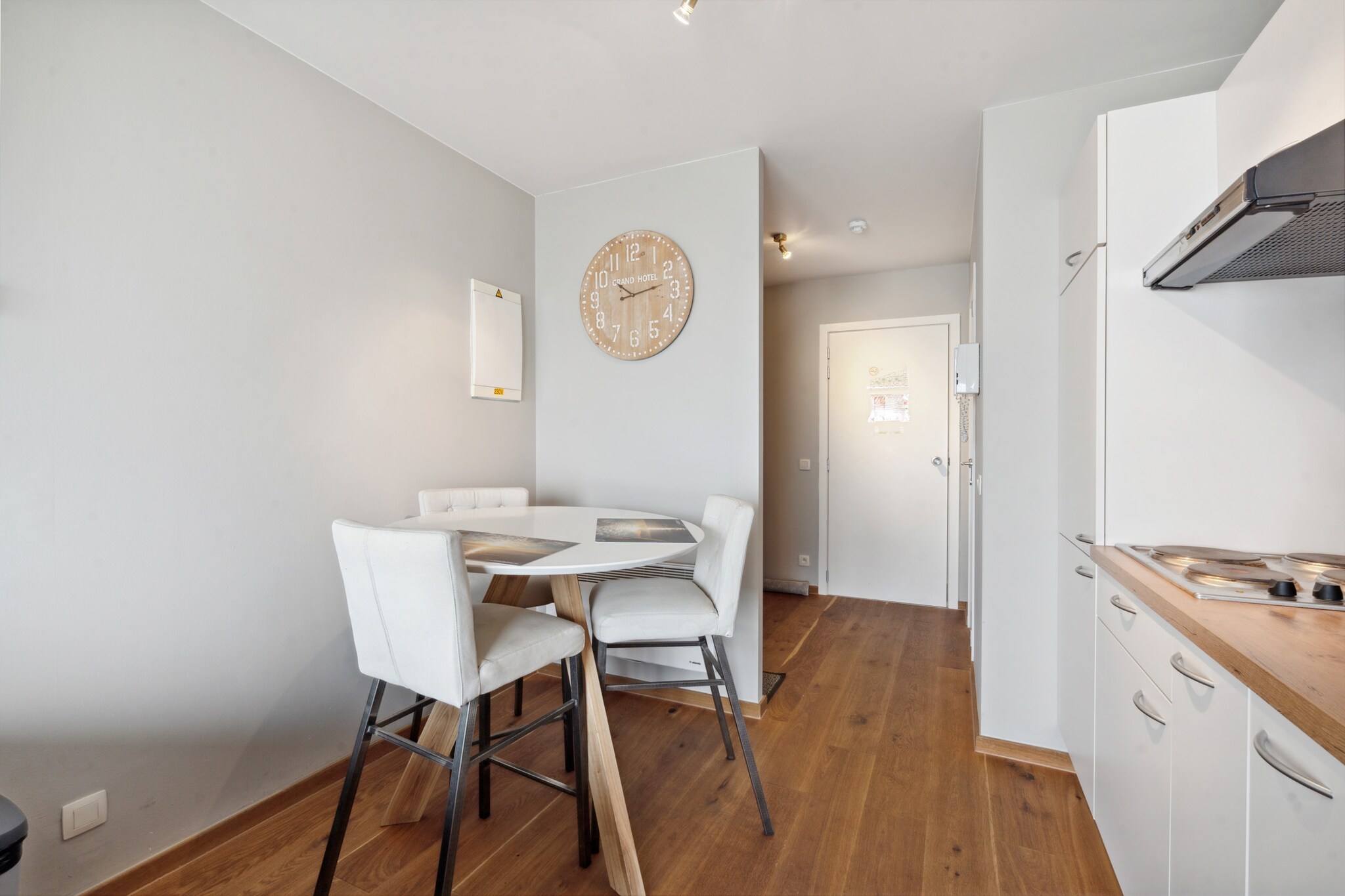 A cosy studio with breathtaking sea views. The studio has been completely renovated and tastefully decorated. The cosy living room with terrace features a comfortable sofa bed. The modern, compact kitchen is practical. The bathroom has a shower and a washbasin. The ideal property to enjoy your stay by the sea in any season! Wifi: yes - parking: not included - sheets: bring your own - towels: bring your own.