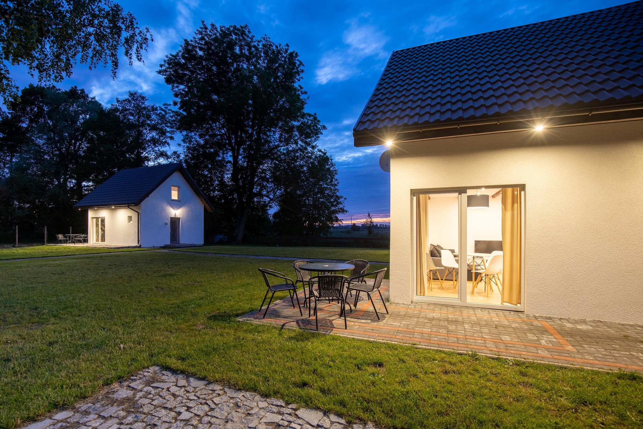 Ground floor: (open kitchen(dining table, electric kettle, boiling water tap, cooker, espresso machine, microwave, fridge-freezer), Living/bed room(double sofa bed, TV, seating area), bathroom(shower, washbasin, toilet))\n\nOn the 1st floor: (bedroom(single bed, single bed), bedroom(single bed, single bed), toilet(washbasin, toilet))\n\ngarden, garden furniture, BBQ, parking, play equipment