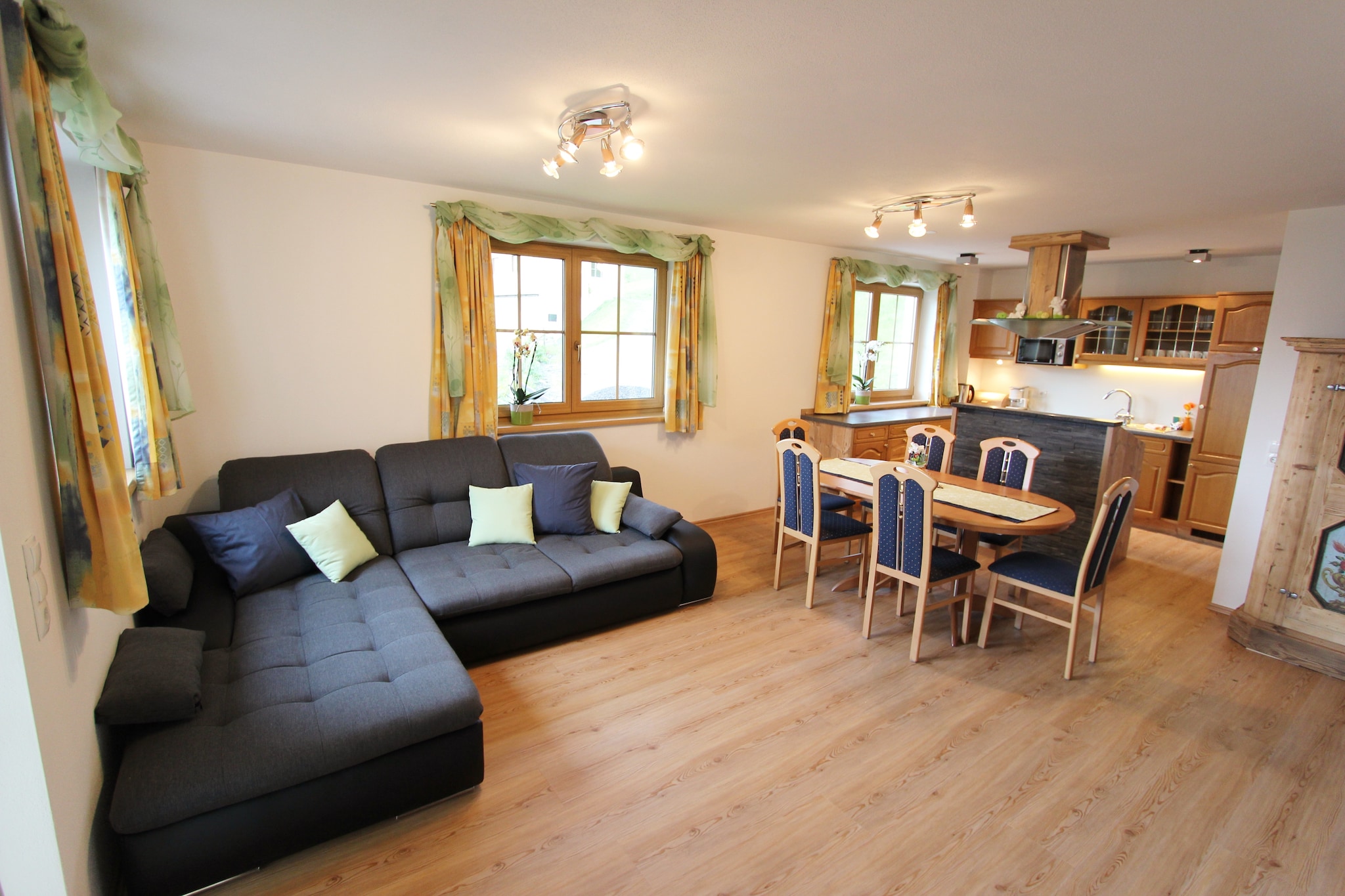 The charming village of Taxenbach is located in the lovely vicinity of popular Zell am See. This detached holiday home in a sunny location offers a breathtaking view of the majestic Hohe Tauern. Look forward to a spacious apartment measuring an impressive 90 m2 with its own private ground-floor entrance. The flat is not only spacious but also comfortable and tastefully decorated to make you immediately feel at home.
Thanks to the hillside location, you can enjoy the stunning view on the wonderful, sun-drenched balcony. The large surrounding garden is the perfect place for your children to play to their hearts' content. The house owner runs a neighbouring farm that's home to various small animals and is always more than happy to welcome visitors. In short, a magical holiday destination awaits you. However, please note the use of snow chains in winter.
There are numerous excursion destinations in the Salzburger Land area around Taxenbach that will enrich your holiday in both winter and summer. Some recommendations include: Hohe Tauern, town of Zell am See, Krimml Waterfalls, Kaprun ski area, Hohe Tauern National Park.

This flat is not suitable for 8 adults but rather for families with children!