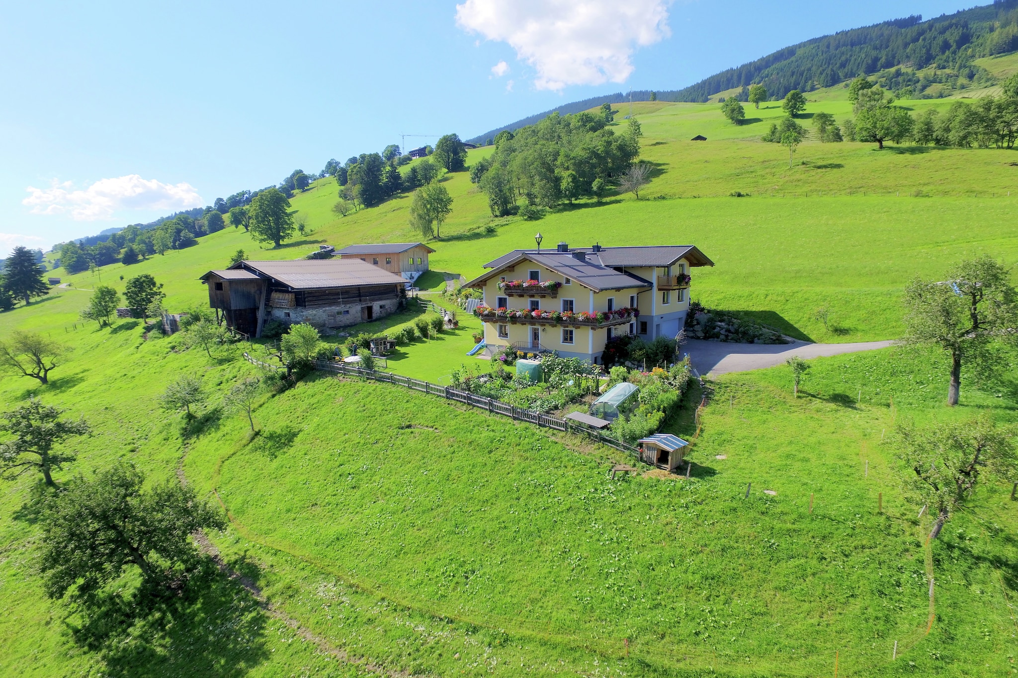 The charming village of Taxenbach is located in the lovely vicinity of popular Zell am See. This detached holiday home in a sunny location offers a breathtaking view of the majestic Hohe Tauern. Look forward to a spacious apartment measuring an impressive 90 m2 with its own private ground-floor entrance. The flat is not only spacious but also comfortable and tastefully decorated to make you immediately feel at home.
Thanks to the hillside location, you can enjoy the stunning view on the wonderful, sun-drenched balcony. The large surrounding garden is the perfect place for your children to play to their hearts' content. The house owner runs a neighbouring farm that's home to various small animals and is always more than happy to welcome visitors. In short, a magical holiday destination awaits you. However, please note the use of snow chains in winter.
There are numerous excursion destinations in the Salzburger Land area around Taxenbach that will enrich your holiday in both winter and summer. Some recommendations include: Hohe Tauern, town of Zell am See, Krimml Waterfalls, Kaprun ski area, Hohe Tauern National Park.

This flat is not suitable for 8 adults but rather for families with children!