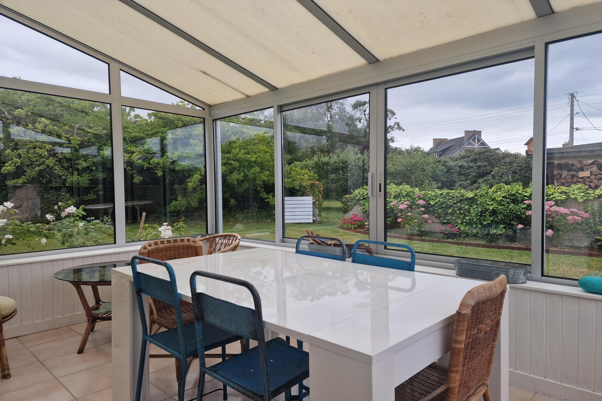 Situated less than 200 m from a magnificent sandy beach, this Breton holiday home captivates with its distinctive character and top-of-the-range facilities. 
On the ground floor, you'll find pleasant living spaces with a cosy fireplace area and a small TV lounge, a well-equipped kitchen and a modern bathroom. Two separate staircases lead to the upper floor with three spacious bedrooms and three further bathrooms. Plenty of space and privacy for a large family or small group of friends. The dining room is located in the bright conservatory. It offers a beautiful view of the lush garden, where you can relax and enjoy meals al fresco. 
The holiday home is quietly located in the Primel district, which resembles a small peninsula. Without taking the car, you can choose between two beautiful beaches, Trégastel beach and Primel beach.  The commune of Plougasnou, renowned for its 17 km of marvellous coastline, lies on the border between the departments of Finistère and Côtes d'Armor. In the immediate vicinity, there are many attractive excursions, for example to the west, along the Bay of Morlaix, to the spa town and port of Roscoff; to the north, the superb Côte de Granit Rose is just a 30-minute drive away.
A utilities & service fee of EUR 120,00 will be required closer to your checkin date. You will receive a separate communication with the payment link. The utilities & service fee ensures a smooth stay and covers any additional services such as cleaning, service charges, consumption, damages or any additional charges incurred during the stay.