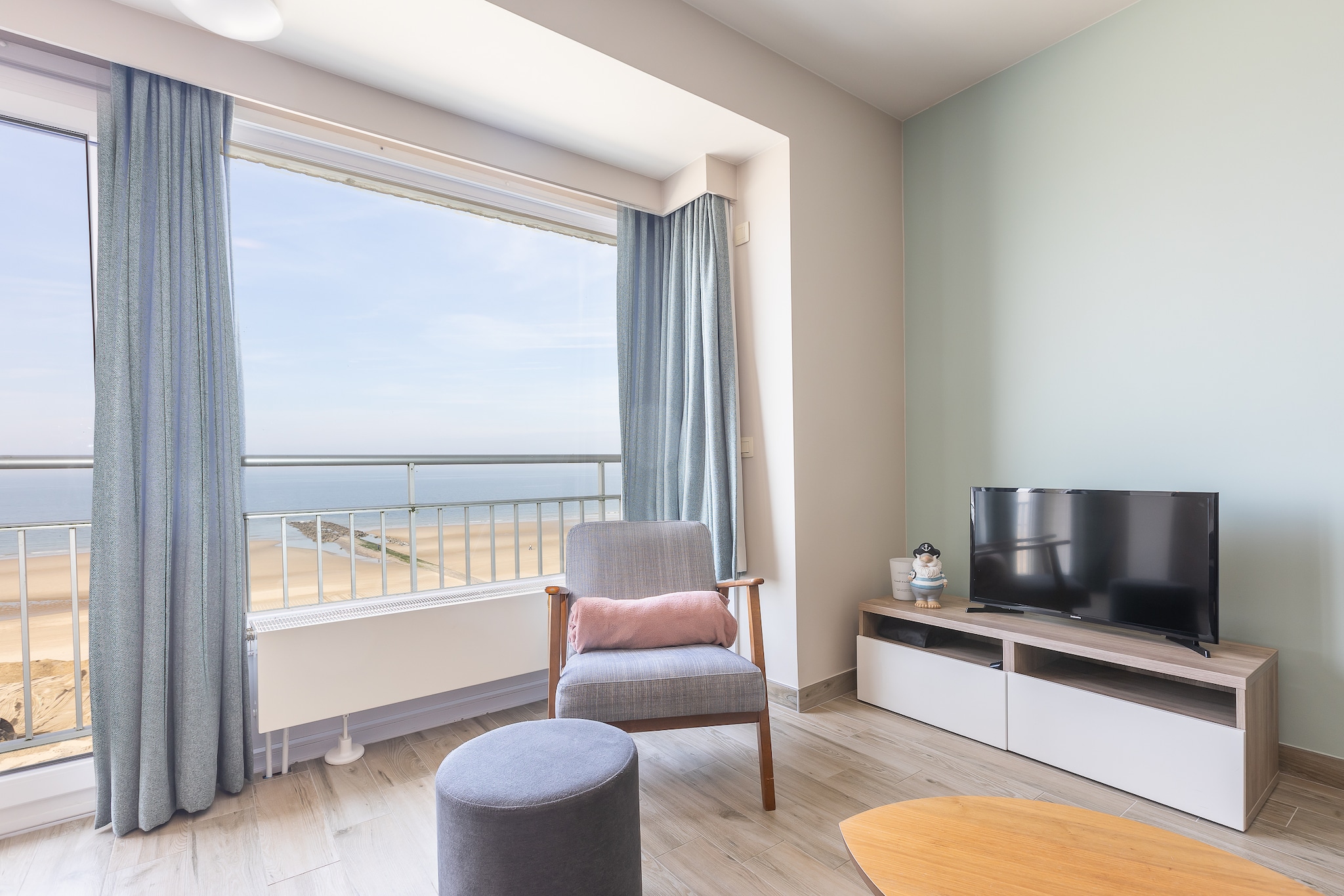 This modern apartment on the 5th floor with frontal sea view is the perfect place for a relaxing holiday on the Belgian coast. It features 2 comfortable bedrooms – one with a double bed and one with a bunk bed for 3 people – ideal for families or small groups. The stylish and cozy living room, offers a stunning sea view and connects to a semi-open, fully equipped kitchen where you can easily prepare your meals. The recently renovated bathroom features a modern shower, providing all the comfort you need for a pleasant stay. At the back, a spacious terrace overlooking the hinterland invites you to relax – the perfect spot to enjoy the sun and the view after a day by the sea. In short: a comfortable and modern apartment with sea view, terrace, and updated amenities, ideal for an unforgettable holiday on the Belgian coast. Wifi: no - parking: not included - sheets: bring your own - towels: bring your own.