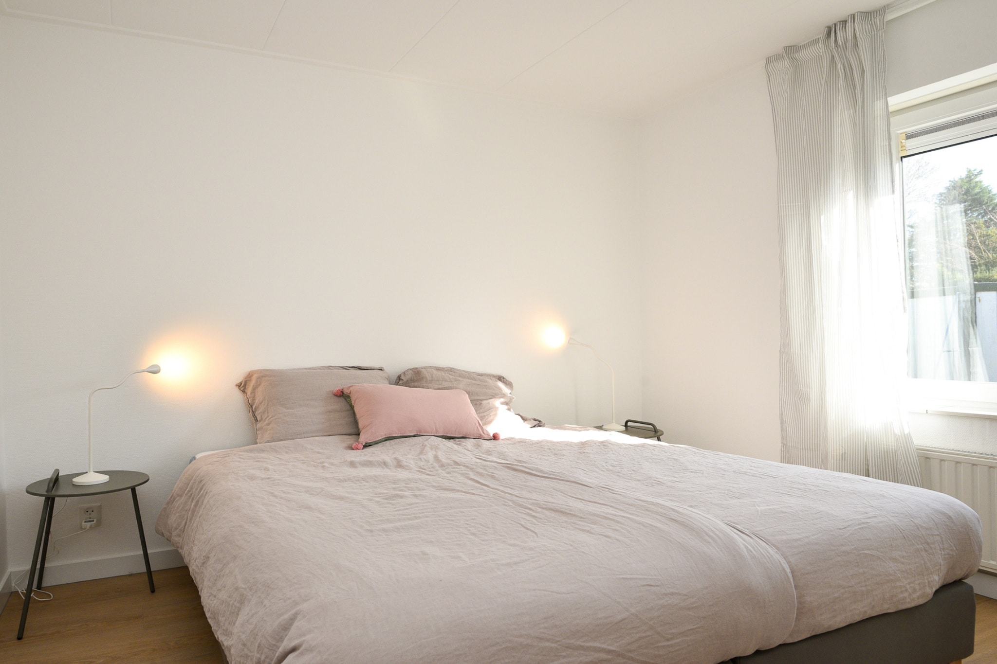 Ground floor: (Kitchen(electric kettle, cooker, coffee machine, oven, dishwasher, fridge), Living/diningroom(TV, dining table, seating area), bedroom(double bed), bedroom(double bed), bedroom(single bed, single bed), bathroom(shower, washbasin, toilet), bathroom(bath tub, shower, washbasin, toilet), toilet(toilet, urinal))\n\nterrace, garden, parking