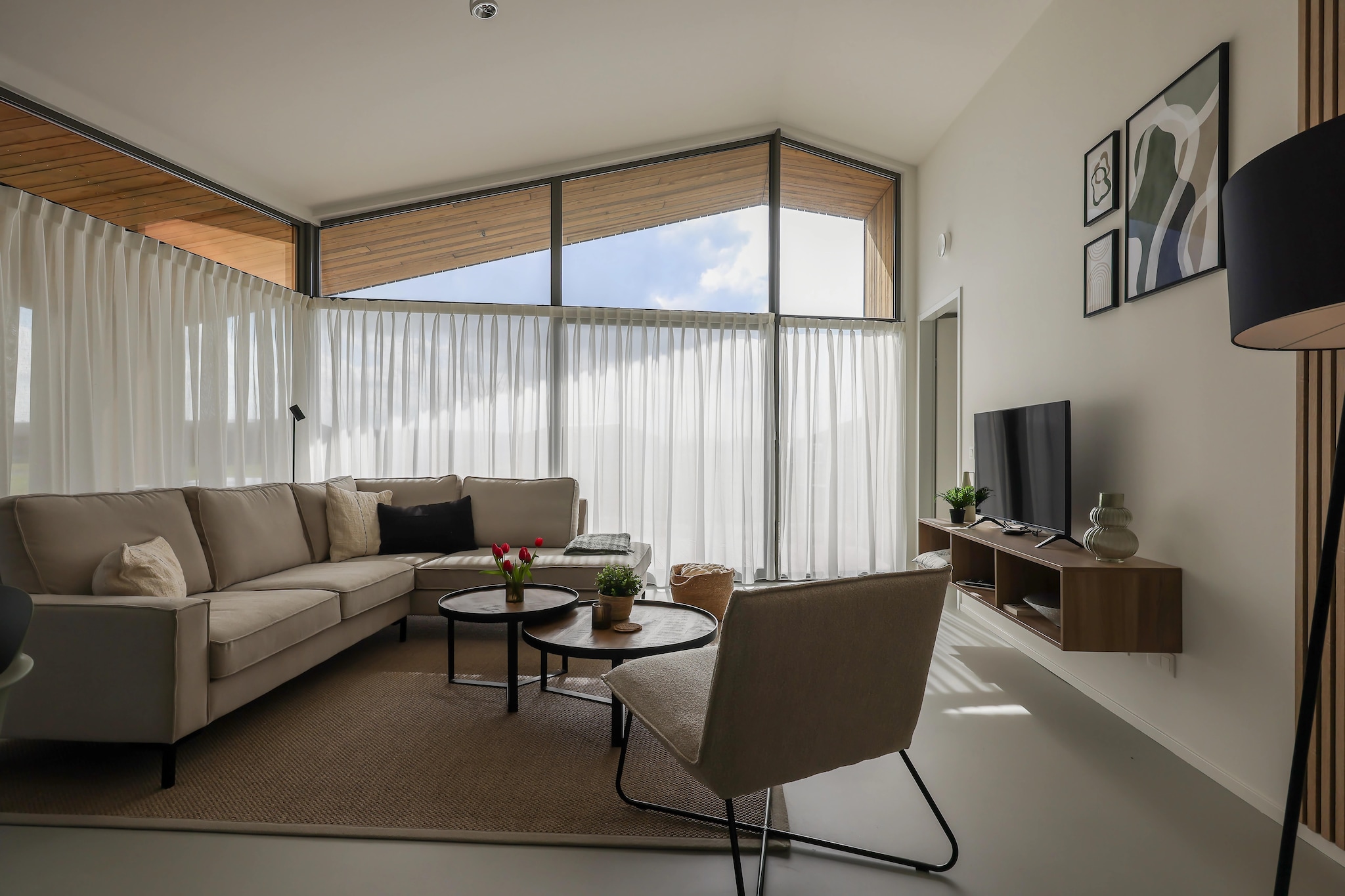 Come and stay with your family in this beautiful tranquil holiday home, ideal for those looking for a peaceful time. There is a nature cottage on the small-scale holiday park Heerlijkheid Vlietenburg.
Heerlijkheid Vlietenburg lets you experience the delights of the surrounding area. Here, you can relax on your beautiful terrace with panoramic views of the polder landscape and ponds that run into Het Bokkegat nature reserve. Het Bokkegat consists of forest, heathland, meadows and many different animal species. It is a breeding paradise for birds. Besides the natural water features, the park has additional water features where you will be woken up by the birds in the morning. The surroundings are characterised by tranquility and nature, there are walking and cycling paths and the Oosterschelde estuary where you can go wind- or kite-surfing or just relax on a beach. Within walking and cycling distance, you can reach the cosy village of Wissenkerke with a supermarket and a restaurant. The Sophiastrand with restaurant is also within easy cycling distance. If you prefer a larger beach with more facilities, the Banjaardstrand is also within easy reach. You can easily park your (electric) bike or car there. The towns of Middelburg and Goes are a 20-minute drive away and offer great shopping opportunities.
The homes in the park are sustainably built and individually styled and laid out. The bedrooms are comfortable, neat and tidy bathroom, and there is a well-equipped kitchen for preparing home-cooked meals. Your pets are always welcome here!