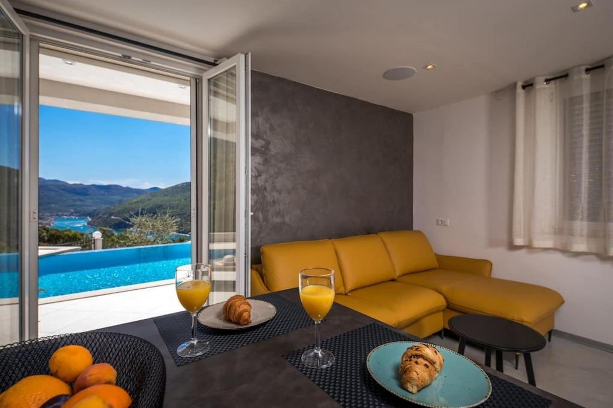 Buena Vista - Two Bedroom Holiday Home with Swimming pool-Living room