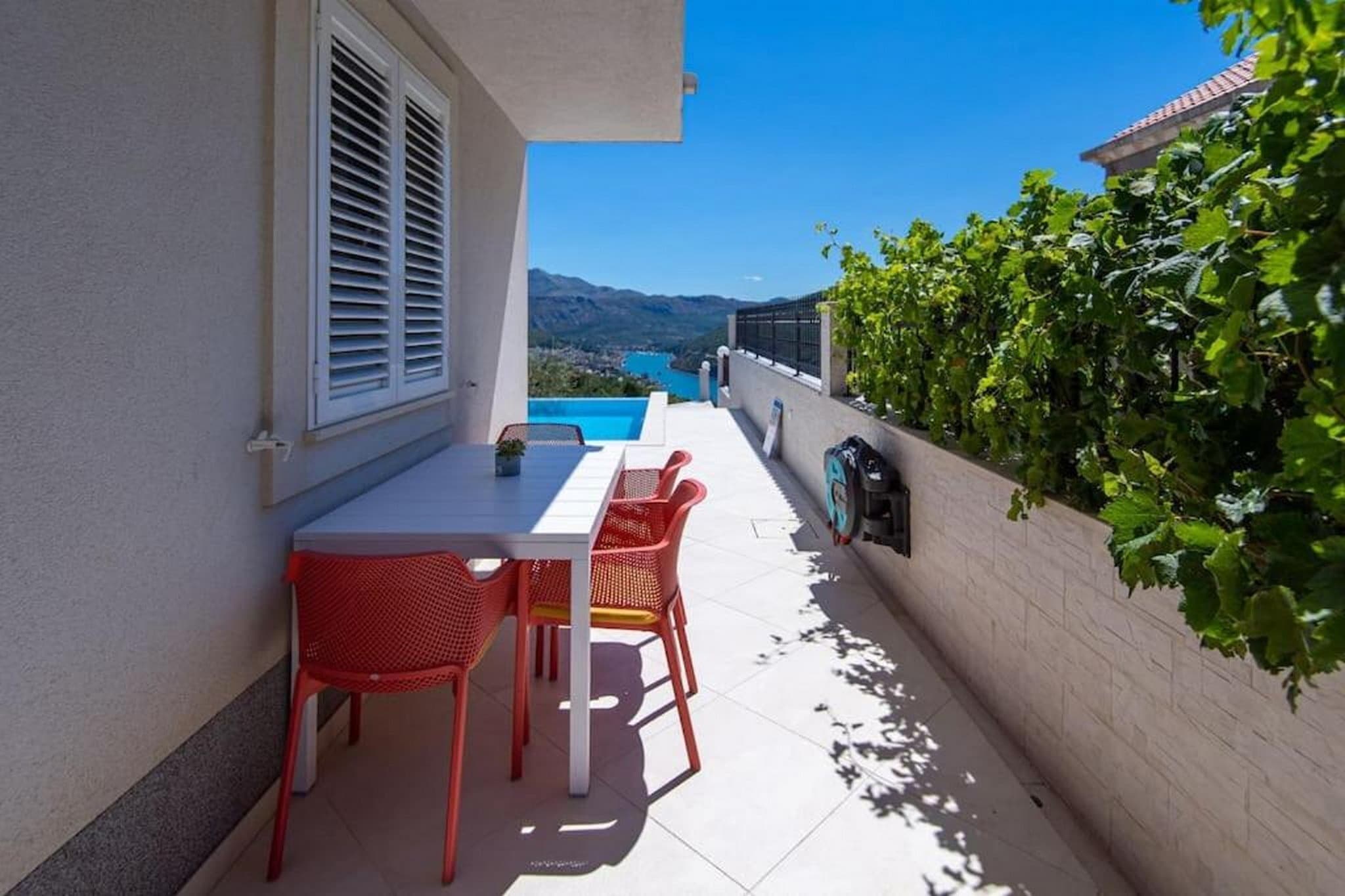 Buena Vista - Two Bedroom Holiday Home with Swimming pool-Dining room