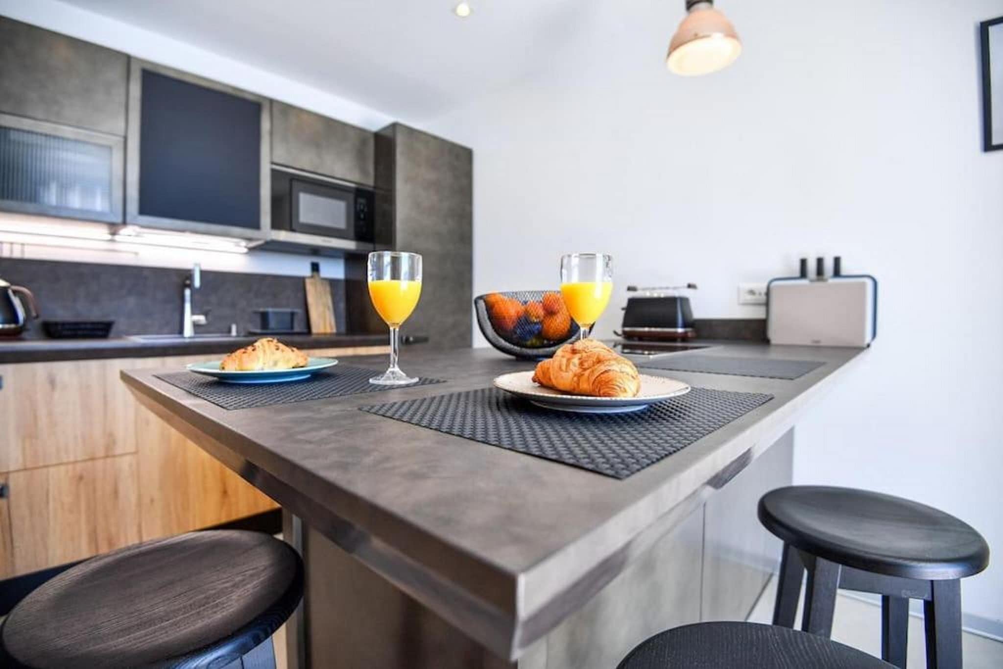 Buena Vista - Two Bedroom Holiday Home with Swimming pool-Dining room
