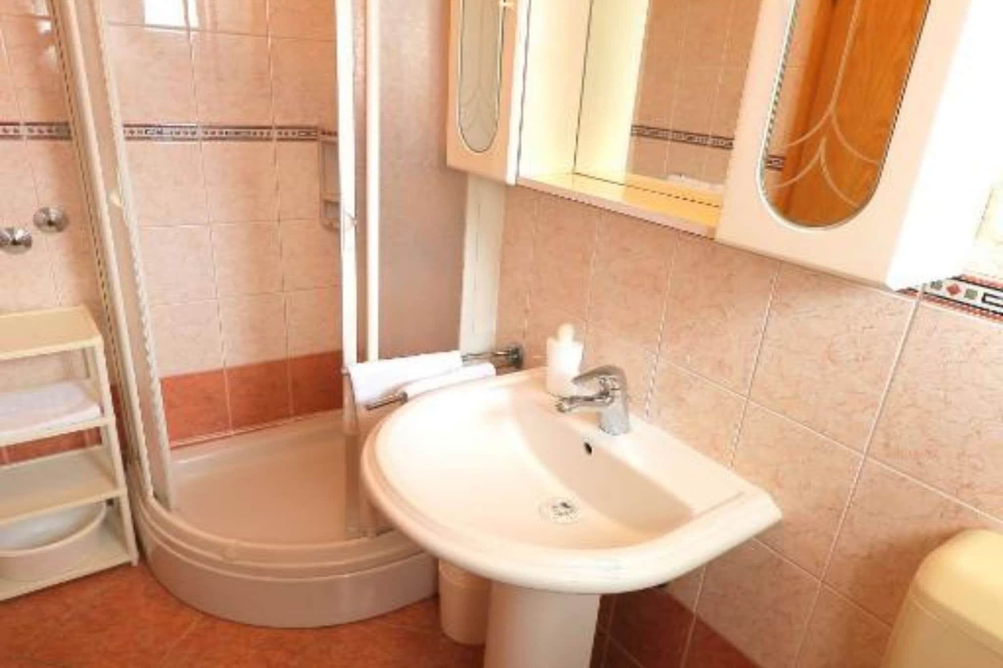 Apartments Trogrlić - Two-Bedroom Apartment with Balcony and Sea View-Salle de bain
