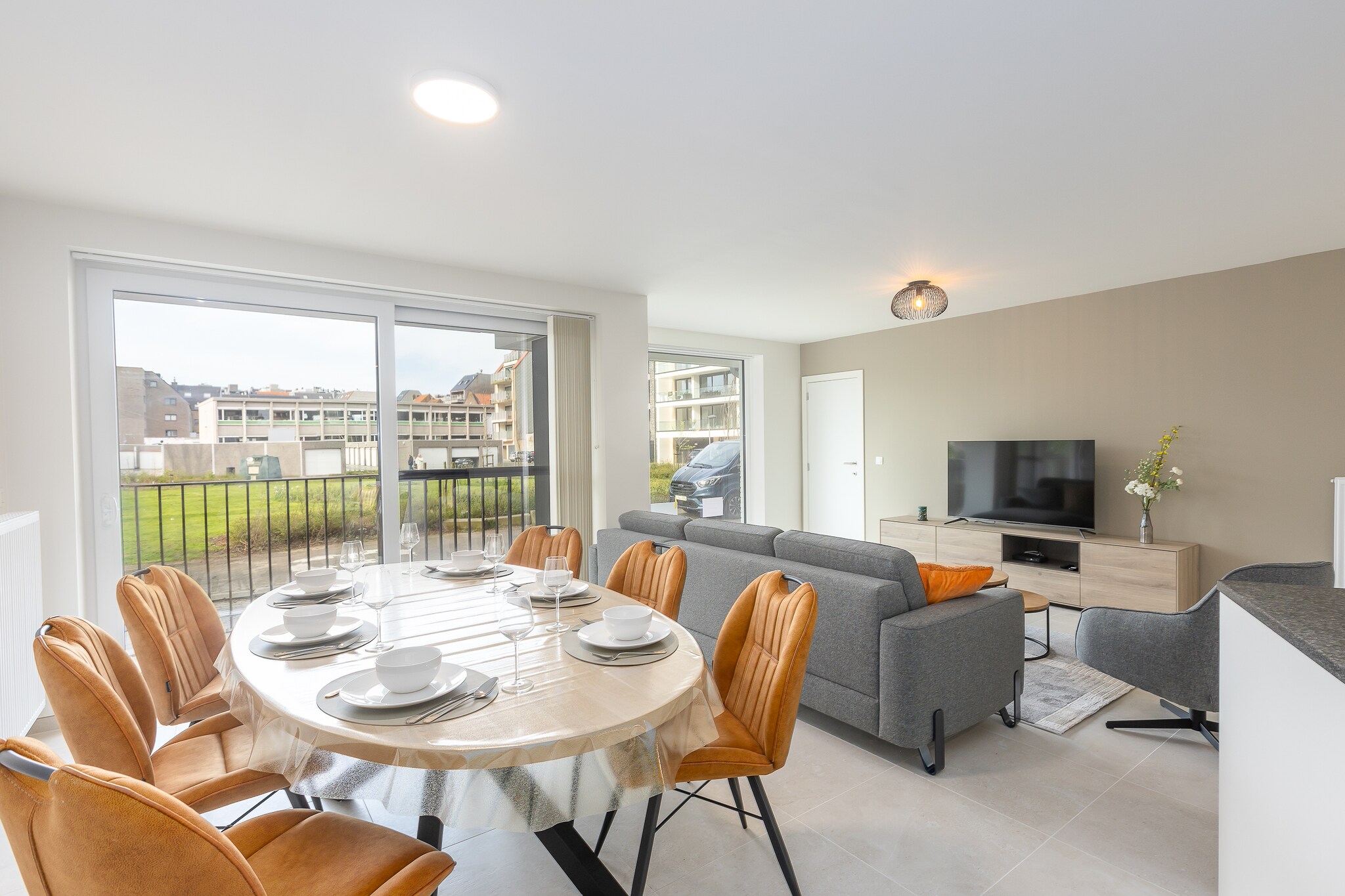 -- PLEASE NOTE: due to roadworks, the garage will NOT be accessible from February 9, 2026, to June 30, 2026, and therefore cannot be used -- This corner apartment on the ground floor is perfect for a comfortable and hassle-free seaside stay. It features three bedrooms – two with double beds and one with a bunk bed – ideal for families or groups of up to 6 people. The cozy living room benefits from large windows and lots of natural light, and includes a fully equipped open kitchen. The apartment has a bathroom with bathtub, a bathroom with walk-in shower, and a separate toilet, ensuring comfort and convenience. The residence has a central location, directly by the park, and is within walking distance of the seafront, the new Casino, and various shops. A tram stop is very close by. Thanks to its ground-floor layout, this apartment is also perfect for guests with limited mobility. Wifi: yes - parking: not included - sheets: bring your own - towels: bring your own 