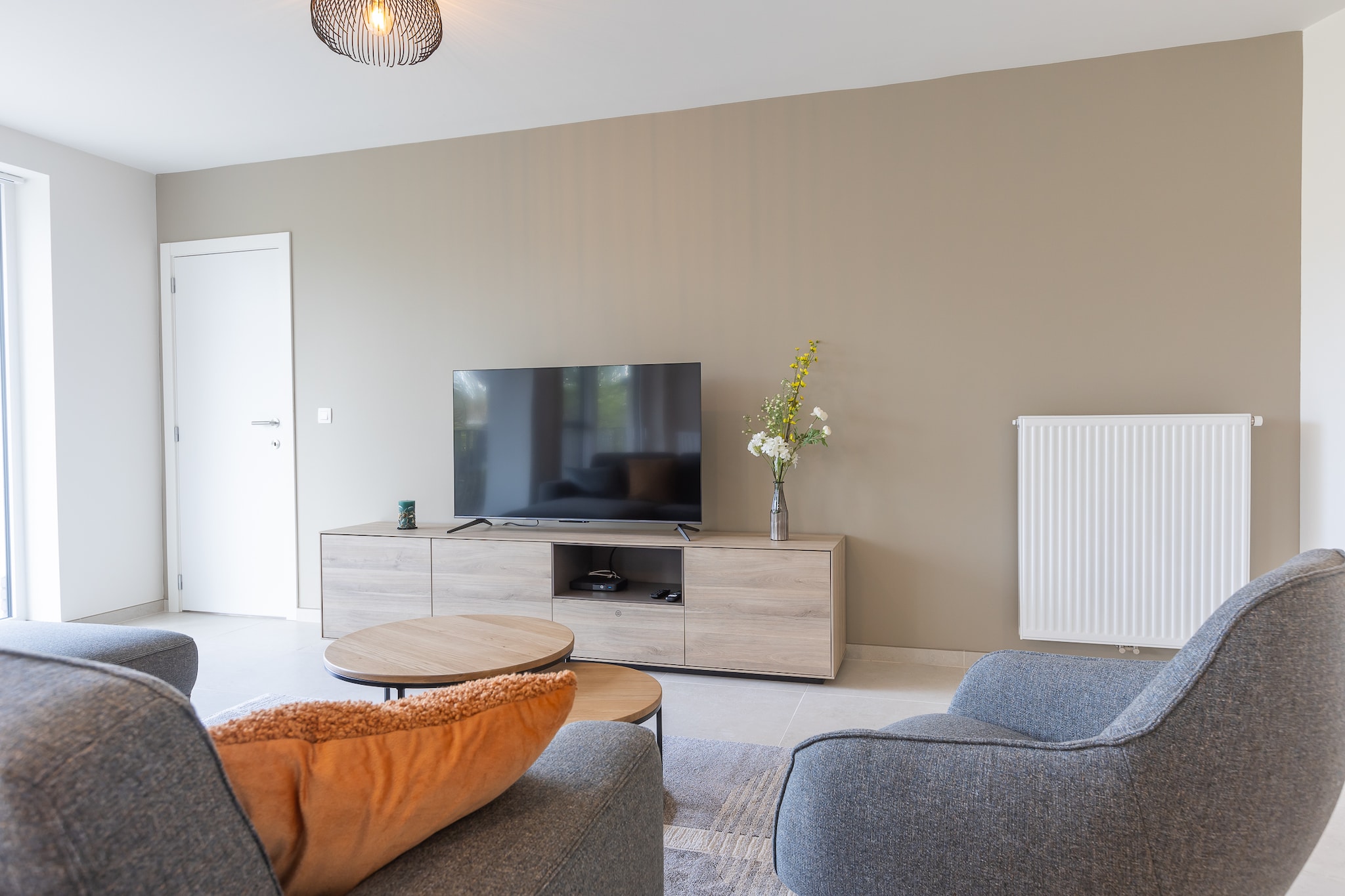 Ground floor: (Living room(TV, dining table, seating area, balcony), Kitchen(electric kettle, coffee machine, oven, microwave, dishwasher, fridge(+ freezer), Juicer), bedroom(double bed(twin duvet, 160 x 200 cm)), bedroom(double bed(twin duvet, 160 x 200 cm)), bedroom(bunk bed(duvet, 90 x 200 cm)), bathroom(bath tub), bathroom(shower), toilet(guest toilet), storage, garage, Internet access, tumble dryer, washing machine, terrace, lift, high chair)