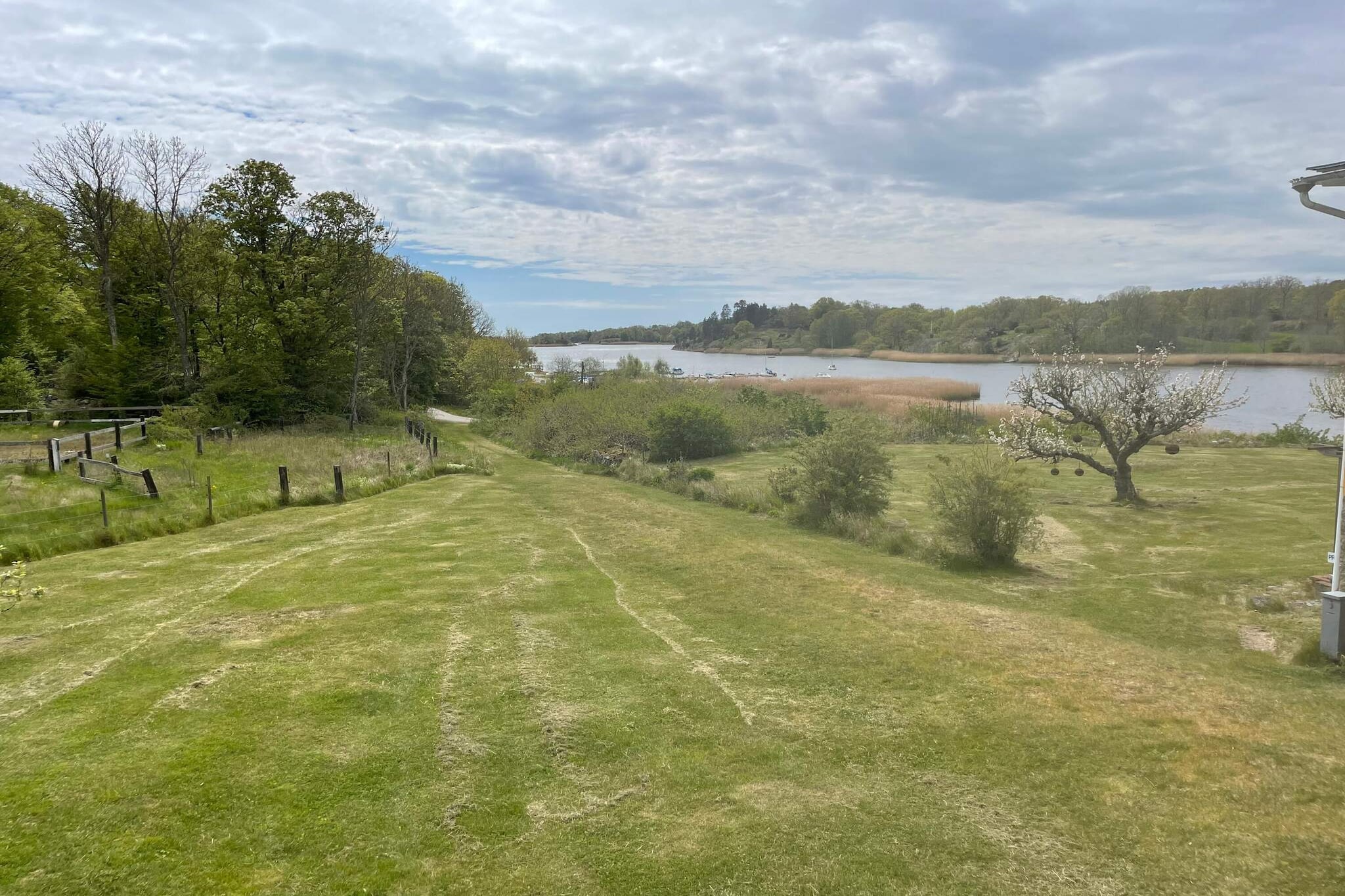 Living room(fireplace), Kitchen(cooker(2 ring stoves), coffee machine, oven, fridge(+ freezer)), bedroom(double bed), bedroom(2x single bed), bedroom(2x single bed), bathroom(washbasin, shower, toilet), heating(electric), terrace, garden furniture, parking