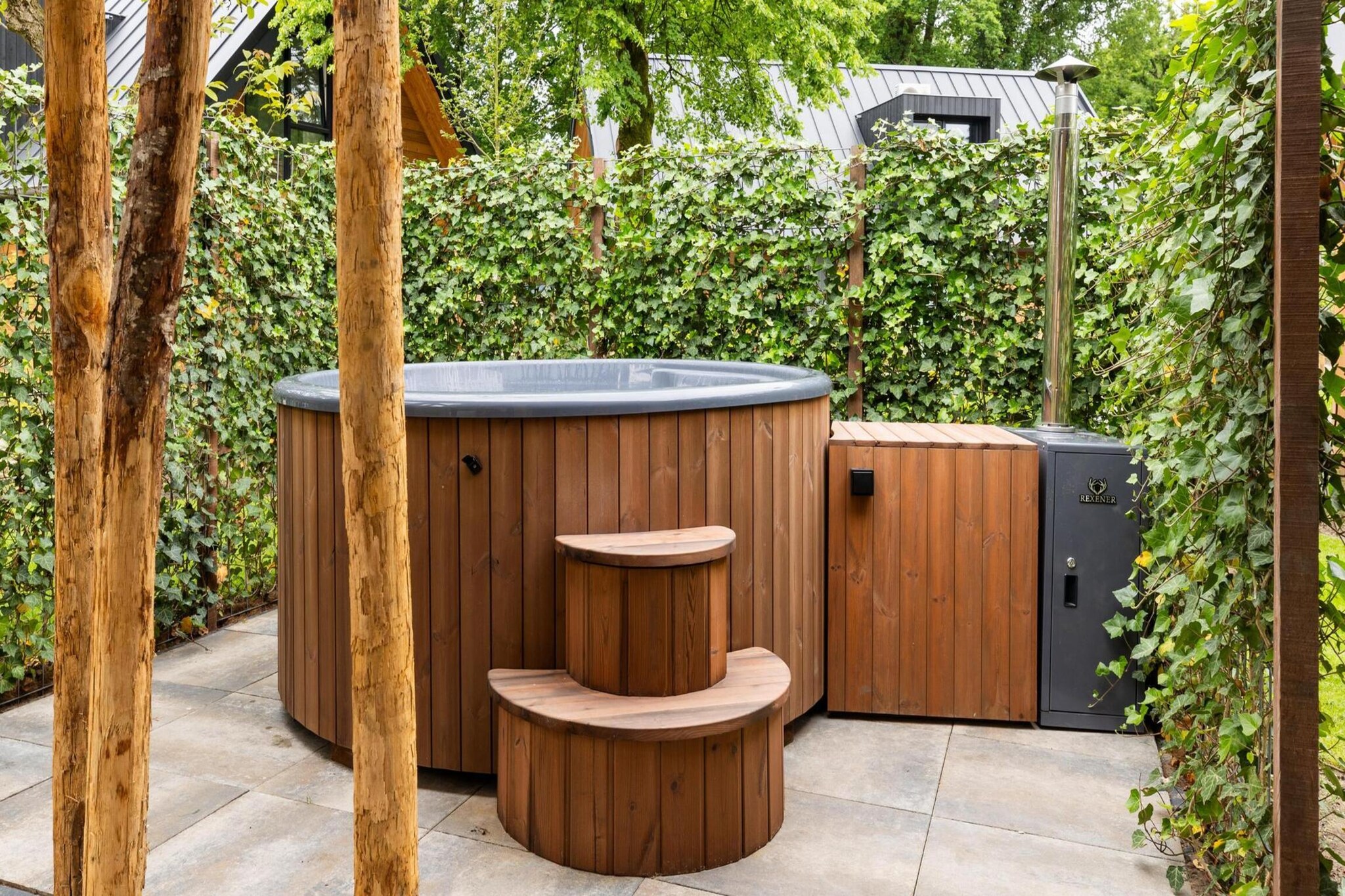 Ground floor: (open kitchen(cooker, coffee machine, combination microwave, dishwasher, fridge-freezer), Living/diningroom(dining table, seating area), Bedroom with bathroom(double bed, shower, washbasin, toilet), toilet(toilet))\n\nOn the 1st floor: (Bedroom with bathroom(double bed, shower, washbasin, toilet), Bedroom with bathroom(double bed, shower, washbasin, toilet))\n\nterrace, garden, parking