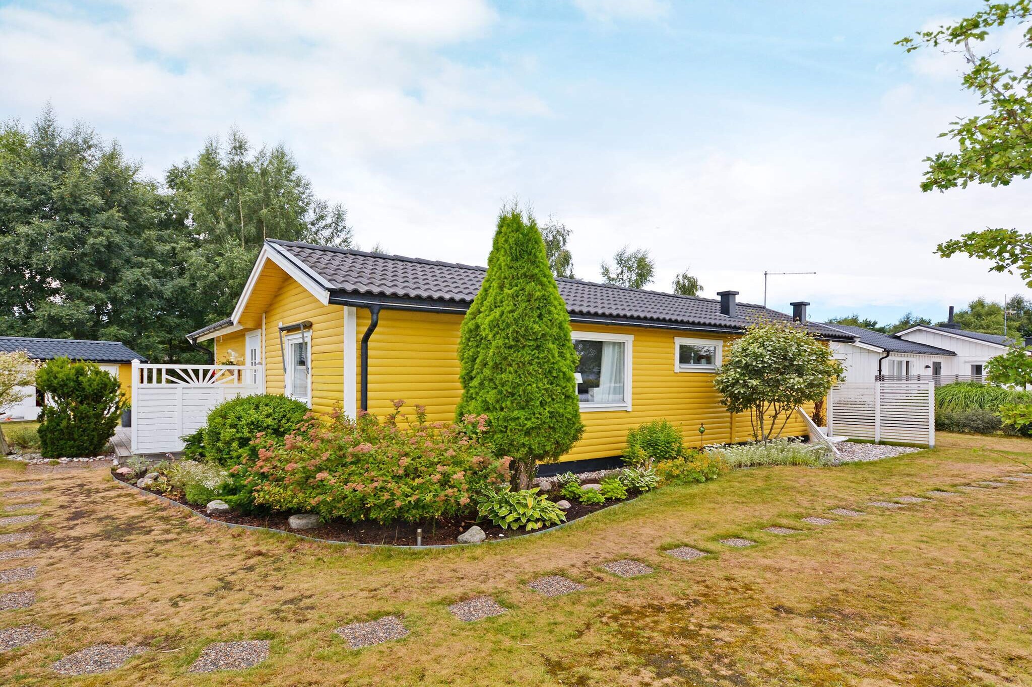 A warm welcome to an area called &quot;Strandlykkan&quot; which means &quot;beach happiness&quot; and offers this charming sunny accommodation with a stone's throw from the sea and swimming. Just as it sounds, your accommodation is located in a summer idyll with the proximity to the mile-long sandy beach. The house is homely and is nestled among other cottages. In total, this cabin offers 7 sleeping places. Suitable for the larger family or group. There are three bedrooms in the house. One with two single beds. The other with 2 bunk beds - a total of 4 beds in this room. As well as the third with a single bed. The kitchen is bright and has everything you could possibly need. The bathroom has a shower cabin, sink, wc and a washing machine. Perfect if you are traveling with small children. The garden is nice and perfect for playing and lazy days outside. If you want some shade, the house has a nice glassed-in balcony. Here is a perfect place to eat regardless of the time of day or for late evenings with board games. Not far from the cottage is Mellbystrand center with its beach hotel and small shops and restaurants. In the northern part is HÃ¶kafÃ¤ltet, a valued nature reserve with several exercise loops and walking paths. To the south, the development turns into SkummeslÃ¶vstrand's summer center with several restaurants, a shop and a bakery. Nearby there is a shopping center and in the area there are a large number of summer activities, e.g. tennis, paddle and mini golf. If you get tired of the sea, there is a pool about 2 km from your accommodation. By the pool there is also a kiosk with simple refreshments and there is an entrance to this area. At the square in SkummelÃ¶vstrand there is a small grocery store and cafes. The charming town of Laholm offers cobbled streets and cozy shopping streets. There is a lot to do and see here. The house is nice, well planned and invites you to a nice holiday. Welcome!