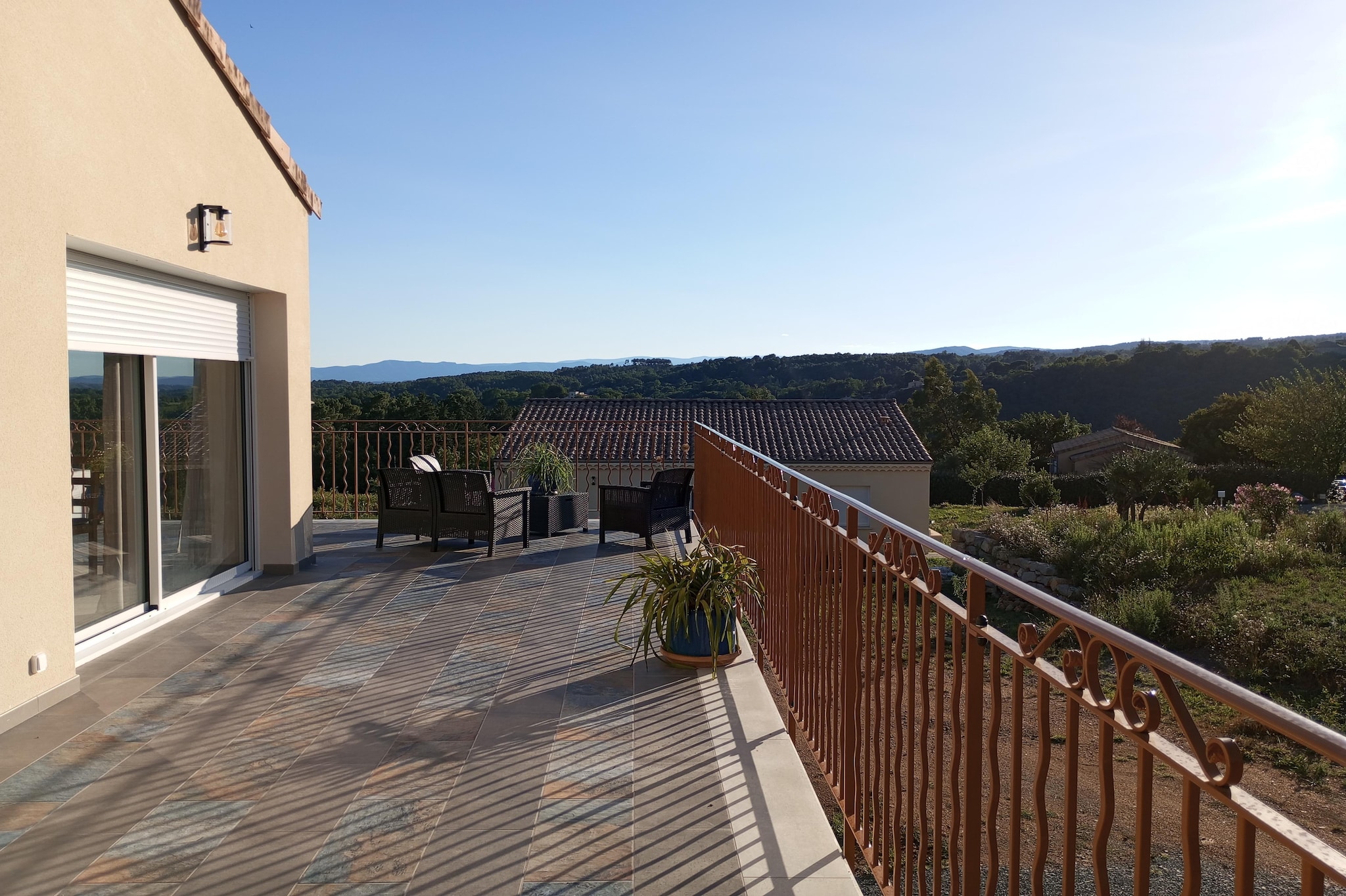 Villa des Figuiers surrounded by greenery