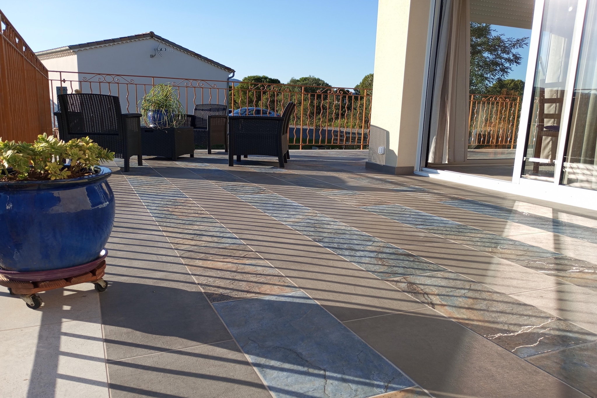 Ground floor: (open kitchen(electric kettle, toaster, cooker, coffee machine, oven, microwave, dishwasher, fridge-freezer, dishes and cutlery), Living/diningroom(TV, dining table, seating area), bedroom(double bed(140 x 200 cm)), bedroom(double bed(140 x 200 cm)), bedroom(single bed, single bed), bathroom(shower, washbasin, toilet), bathroom(shower, washbasin), toilet)\n\ncarport, cot, washing machine, garden doors, terrace(63 m2), garden, garden furniture, BBQ, parking, high chair