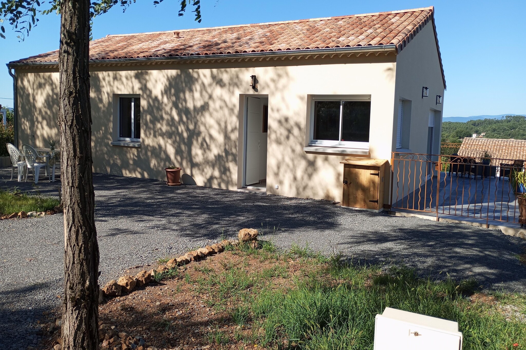 Villa des Figuiers surrounded by greenery
