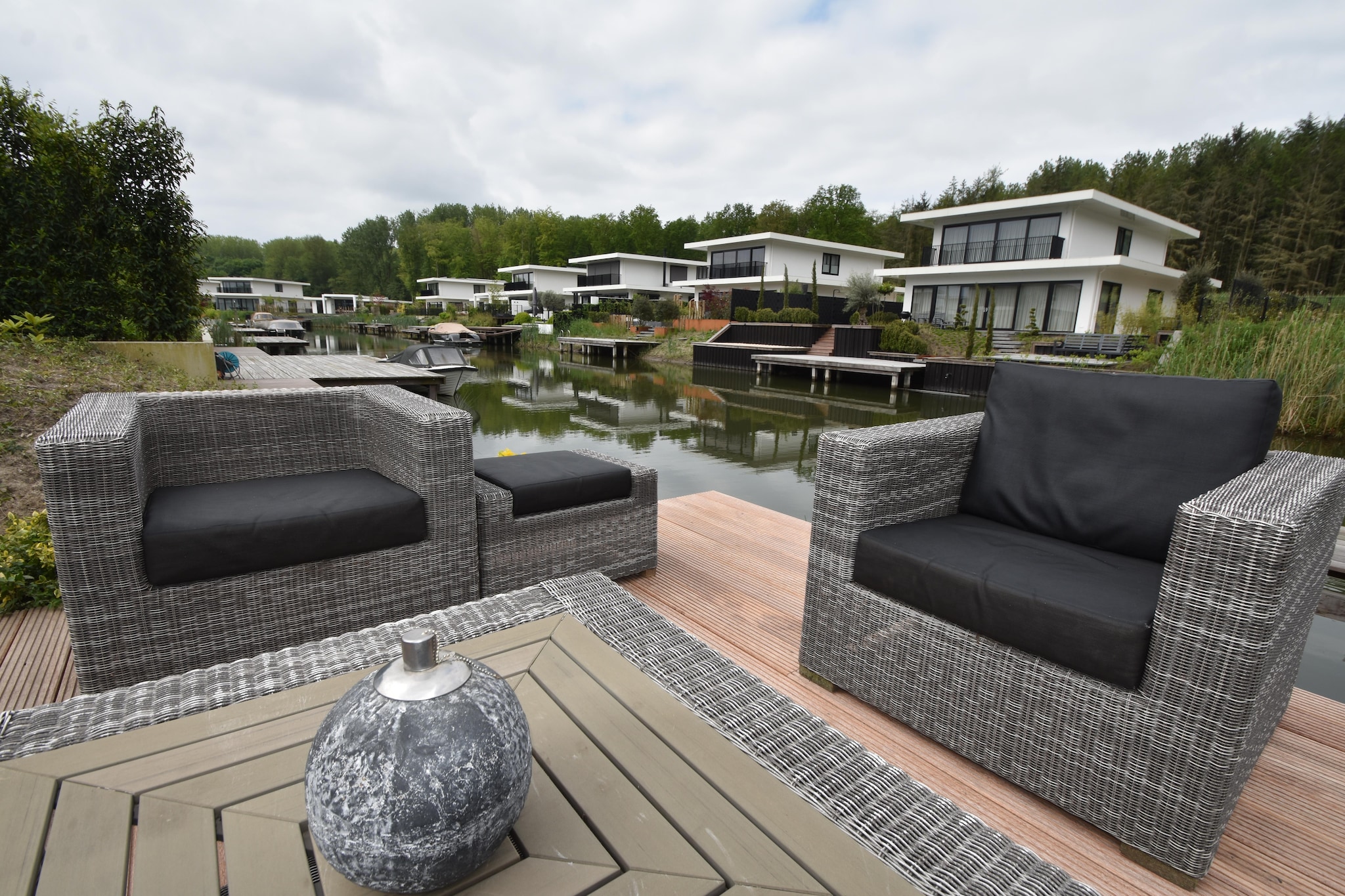 Ground floor: (Entrance, hall, open kitchen(hob(induction), electric kettle, hood, coffee machine(filter), combination microwave, dishwasher, fridge-freezer), Living/diningroom(TV(flatscreen, digital), dining table(6 persons), seating area, garden doors), bedroom(single bed, single bed), bedroom(single bed, single bed), bathroom(bathtub with shower, shower(walk-in shower), washbasin), toilet(washbasin, toilet), storage(camping cot, washing machine, high chair, ironing board, iron), heating(floor heating))\n\njetty(reachable from the outside, acces via outside stairway), dining table(6 persons), Bubble bath(private, outside, heating element, to be emptied), terrace(private), garden(private, fenced), garden furniture, BBQ(charcoal), parking, parasol, tennis court(shared with other guests, paid), solar energy, air to water heatpump, lounge set