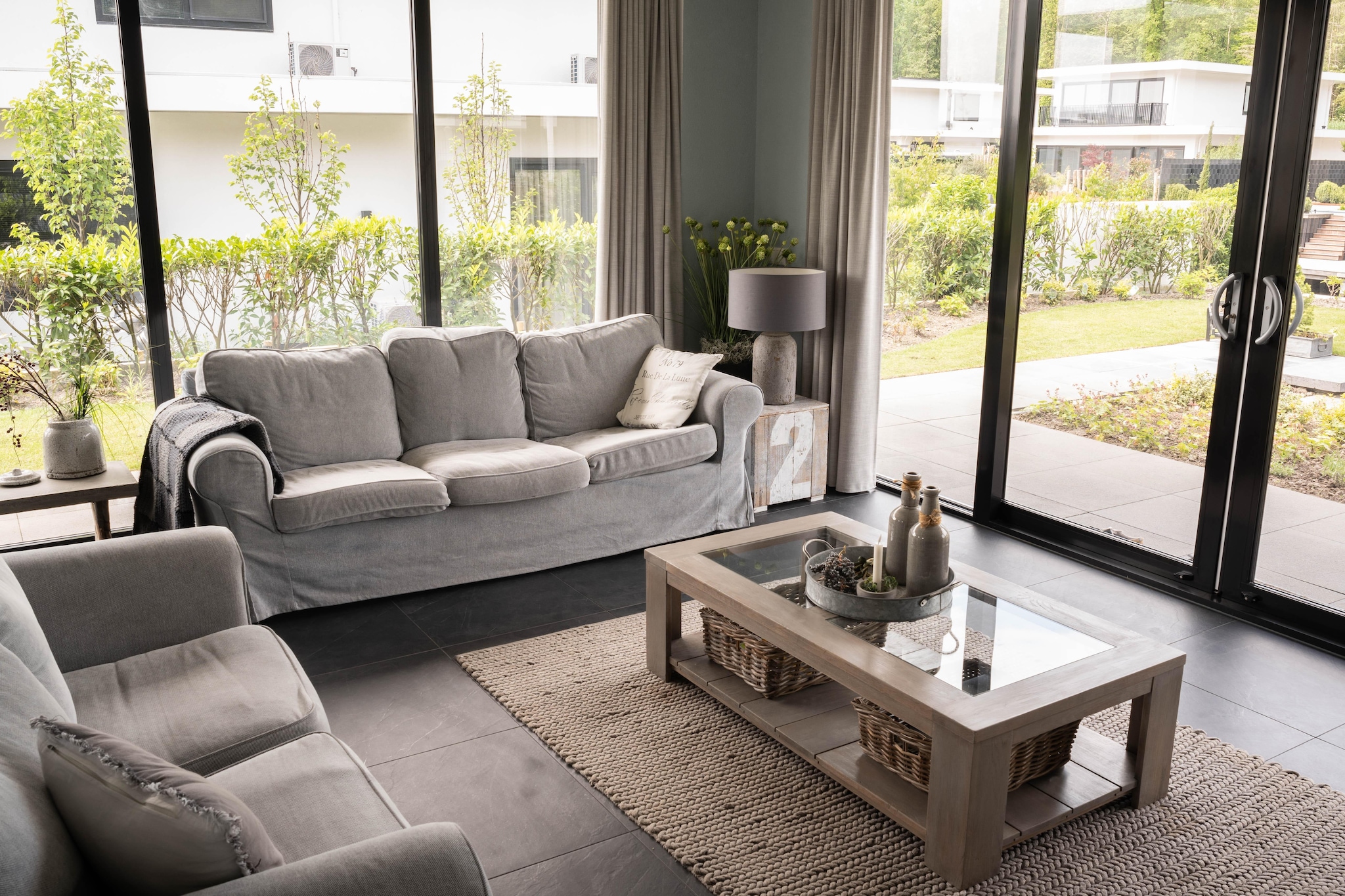 An optional utilities and service fee of EUR 250,00 will be charged before your arrival. Details are given below.<br> Relaxing breakfast by the water! It is possible on the terrace, in the relaxed lounge chairs by the water. The sun is easily visible there. Is the shade a favorite place? Then it can be found on the terrace at the house. The house with its rural design fits in with the surroundings. Both the house and the surrounding area radiate peace and relaxation. The house is fully equipped. A camping bed and a high chair are available for the little ones. The area offers something for everyone. Walking, cycling, water sports, golfing, shopping or having a drink? It is all possible in the area. The old town of Harderwijk is nearby. This city is located on the Veluwemeer and offers many possibilities. The park itself has a golf course, while the house is equipped with two bicycles. (Electric) bicycles are also rented at the park. It is also possible to SUP from the house. Does staying home suit you better? Then you can enjoy the large garden with beautiful summer bloomers. Of course you can also pamper yourself by taking a warm bath or using the hot tub. This is equipped with a bubble bath function and lighting. Be surprised by this attractive home in a rural setting of water, forest and meadows. Due to construction work in the immediate area, there may be nuisance (except weekends). The Harderwold Villa Resort is a fireworks-free zone all year round. For the sake of peace and quiet, the park must be quiet at 10:00 PM. <br><b> Optional Utilities & Service Package </b><br><b> An optional utilities and service package of EUR 250,00 </b> can be selected prior to your arrival. You will receive a separate communication with the payment link should you wish to include it.<br>This package ensures a seamless stay and conveniently covers services such as final cleaning, utility consumption, service support, and protection against minor damages or incidental costs during your stay.<br>Guests who prefer may manage these services independently, provided the property is returned in good order at check-out.