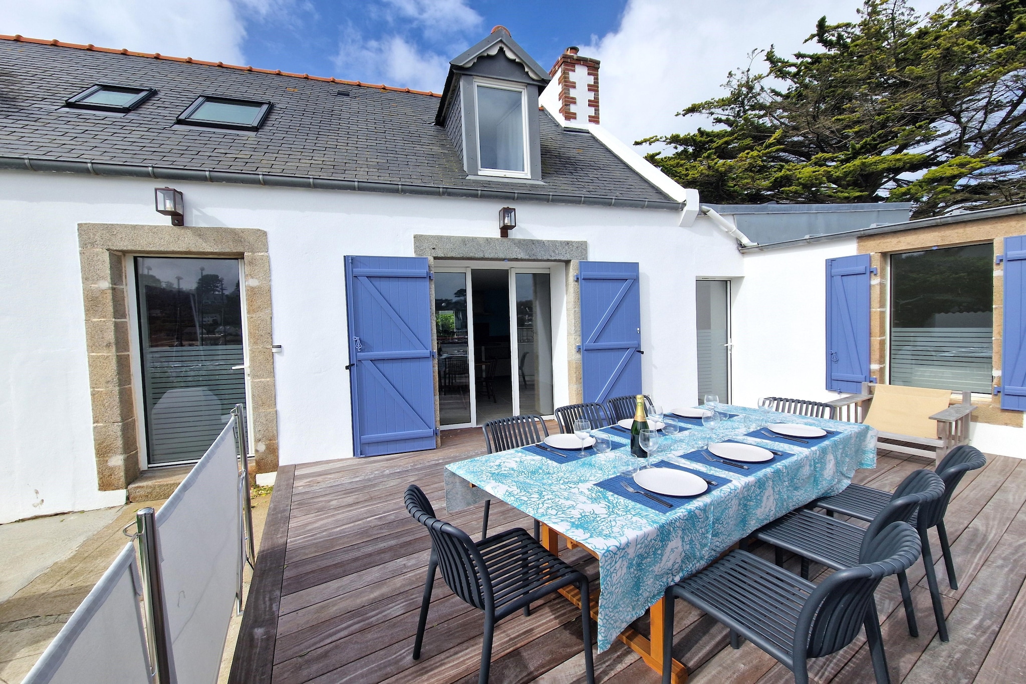 This charming semi-detached house on the harbour of Terenez offers a top location. The absolute highlight is the large terrace in front, with fantastic views of the harbour and the sea. It is furnished to a high standard with a tastefully decorated living room that offers a cosy atmosphere with its wood-burning stove, especially in the low season, a well-equipped kitchen, three spacious bedrooms and two bathrooms. Another plus: the private car park at the side of the house. A small bathing bay is right on your doorstep.  An ideal location for your Brittany holiday with swimming, hiking, mussel hunting and, for gourmets, a large selection of excellent crêpes and galettes offered in the Crêperie Les Embruns just a few steps away.
The eight beaches belonging to the municipality are located at the eastern end of the bay of Morlaix and are spread over 17 kilometres of coastline. In addition to wide sandy beaches, which are supervised in summer, you will also find small, sheltered bays. Plougasnou is located on the border between the two departments of Finistère and Côtes d'Armor. An ideal, central location for attractive excursions to both regions: to the west is the pretty little town of Morlaix, the picturesque spa and harbour town of Roscoff and the seaside resort of Carantec, while the fantastic Pink Granite Coast with the popular seaside resort of Perros Guirec begins just a few kilometres to the north-east.