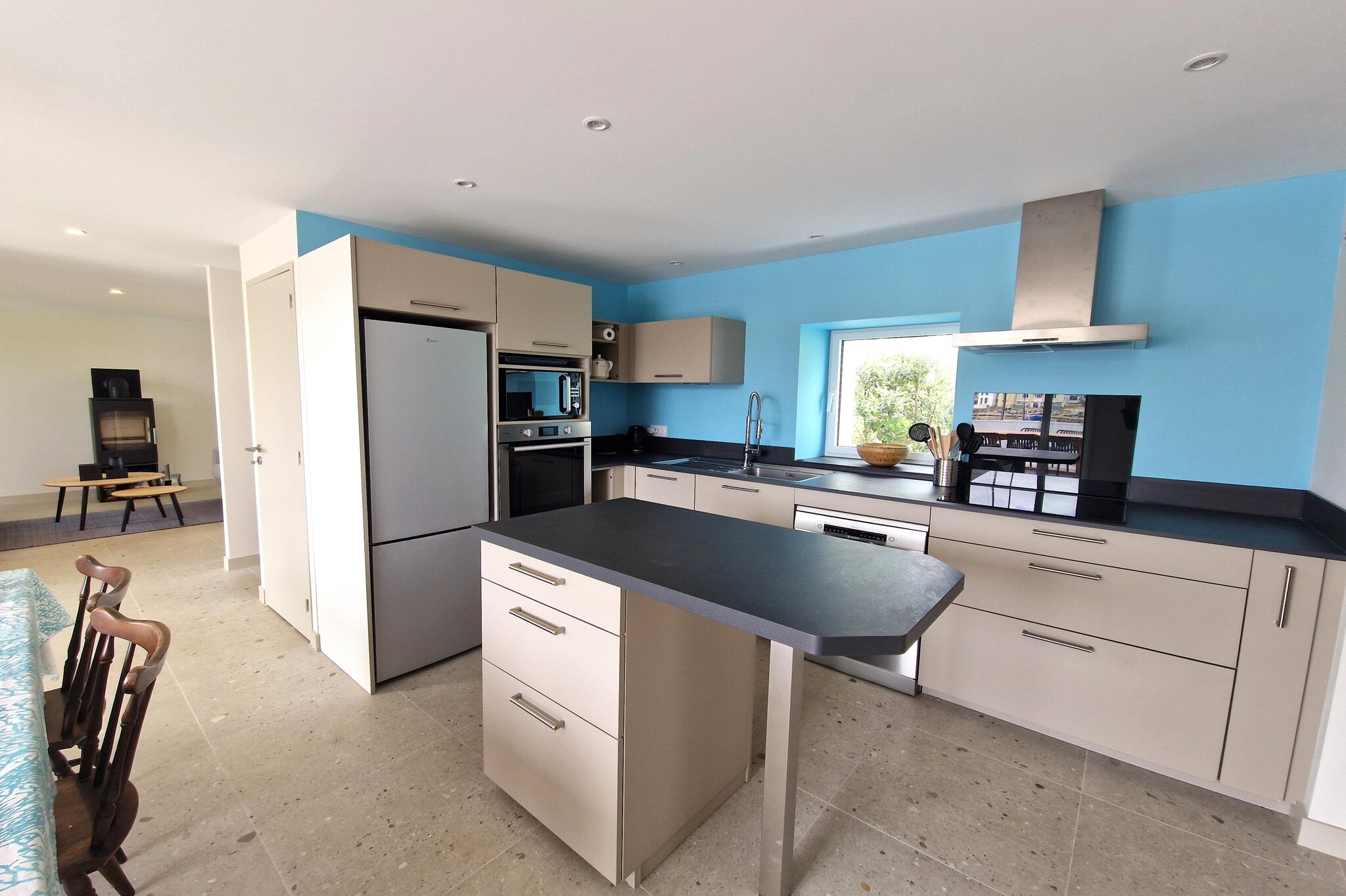 Ground floor: (open kitchen(electric kettle, toaster, cooker, coffee machine, oven, microwave, dishwasher, fridge), Living/diningroom(stove), bedroom(double bed(160 x 200 cm)), bathroom(shower, toilet))\n\nOn the 1st floor: (bedroom(double bed(160 x 200 cm)), bedroom(double bed(160 x 200 cm)), bathroom(shower, toilet))\n\ntumble dryer, washing machine, terrace, garden furniture, parking