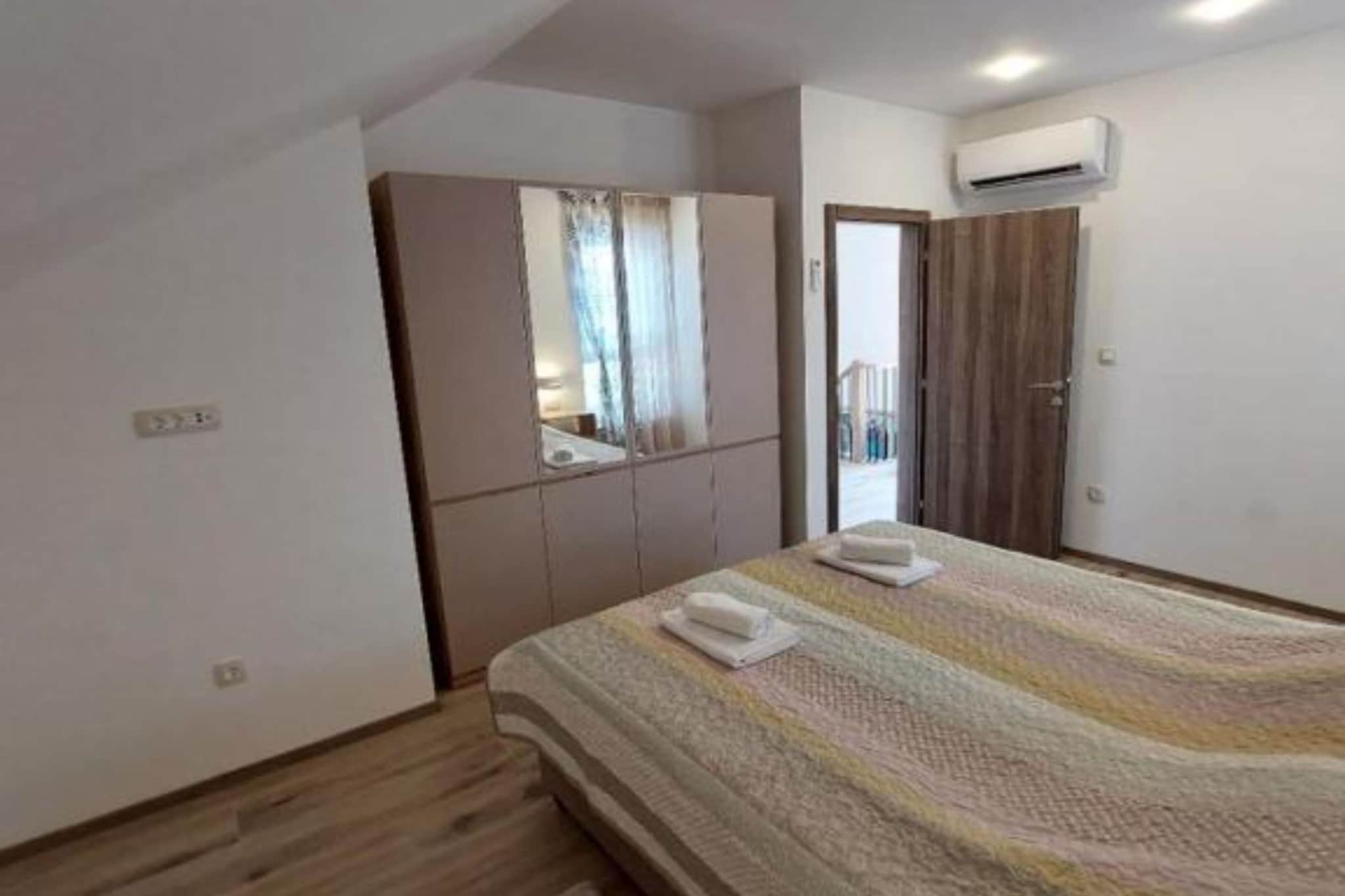 Villa Tamaris - Two Bedroom Holiday Home with Terrace and Swimming pool-Slaapkamer