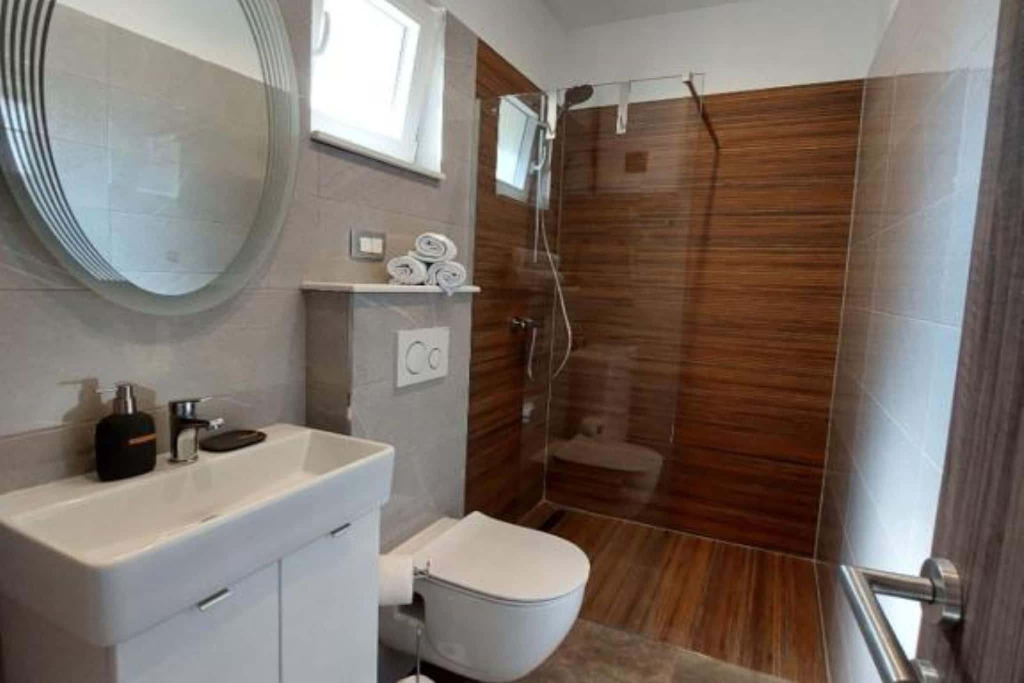 Villa Tamaris - Two Bedroom Holiday Home with Terrace and Swimming pool-Badkamer