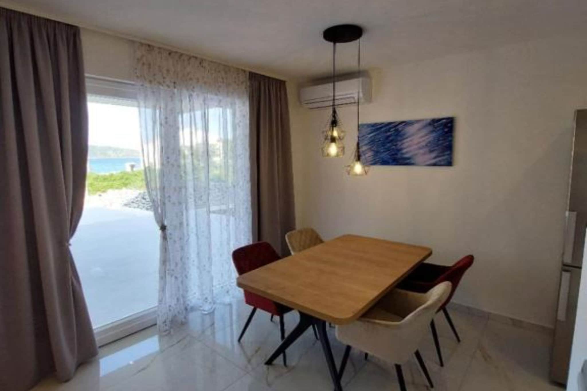 Villa Tamaris - Two Bedroom Holiday Home with Terrace and Swimming pool-Eetkamer