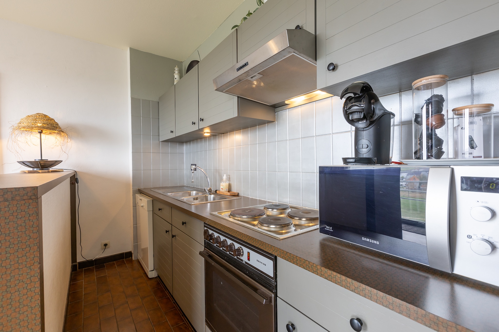 Enjoy an unforgettable stay in this beautiful apartment on the 8th floor, featuring one bedroom with a double bed. The bright living room, with a sofa bed for 2 people and floor-to-ceiling windows, opens onto a sunny terrace with views of the picturesque countryside – perfect for breakfast in the sun or an aperitif at sunset. The fully equipped open kitchen, bathroom with bathtub, and toilet provide all the comfort you need for your holiday. The bedroom also has access to the terrace, allowing you to enjoy the sun and the view every morning. The ideal apartment for a relaxing and sunny coastal getaway! Wifi: yes - parking: not included - sheets: bring your own - towels: bring your own.