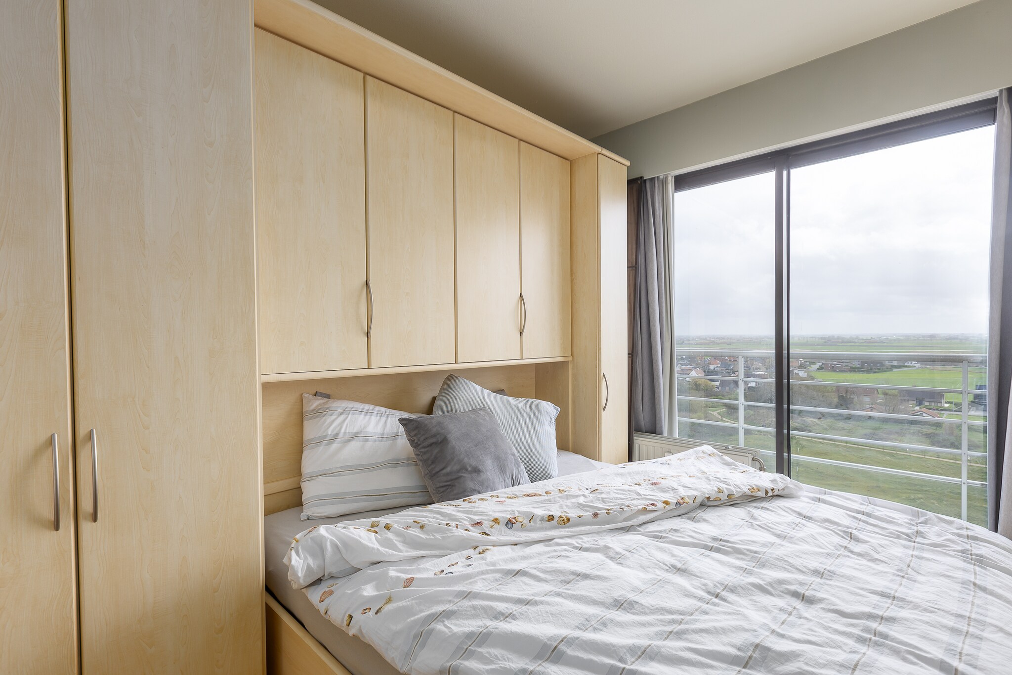 On the 8th floor: (open kitchen(electric kettle, toaster, coffee machine, oven, microwave, dishwasher, fridge-freezer, Juicer, dishes and cutlery, Cooking basics), Living/diningroom(double sofa bed(150 x 200 cm), TV(digital), dining table), bedroom(double bed(twin duvet, 160 x 200 cm)), bathroom(bathtub with shower, washbasin, toilet), storage)\n\nInternet access, balcony or terrace, heating(gas), lift