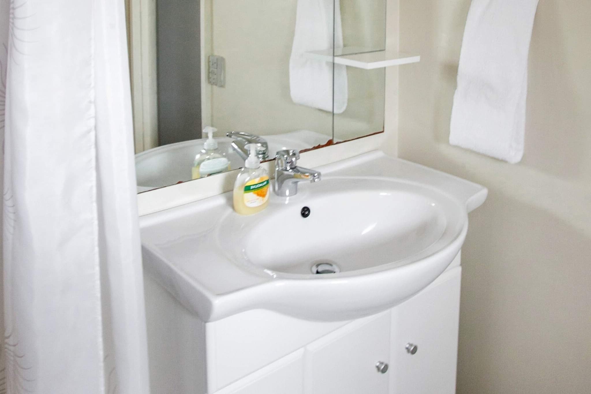 Charmant 2BR appartement, uitzicht op zee-Binnen