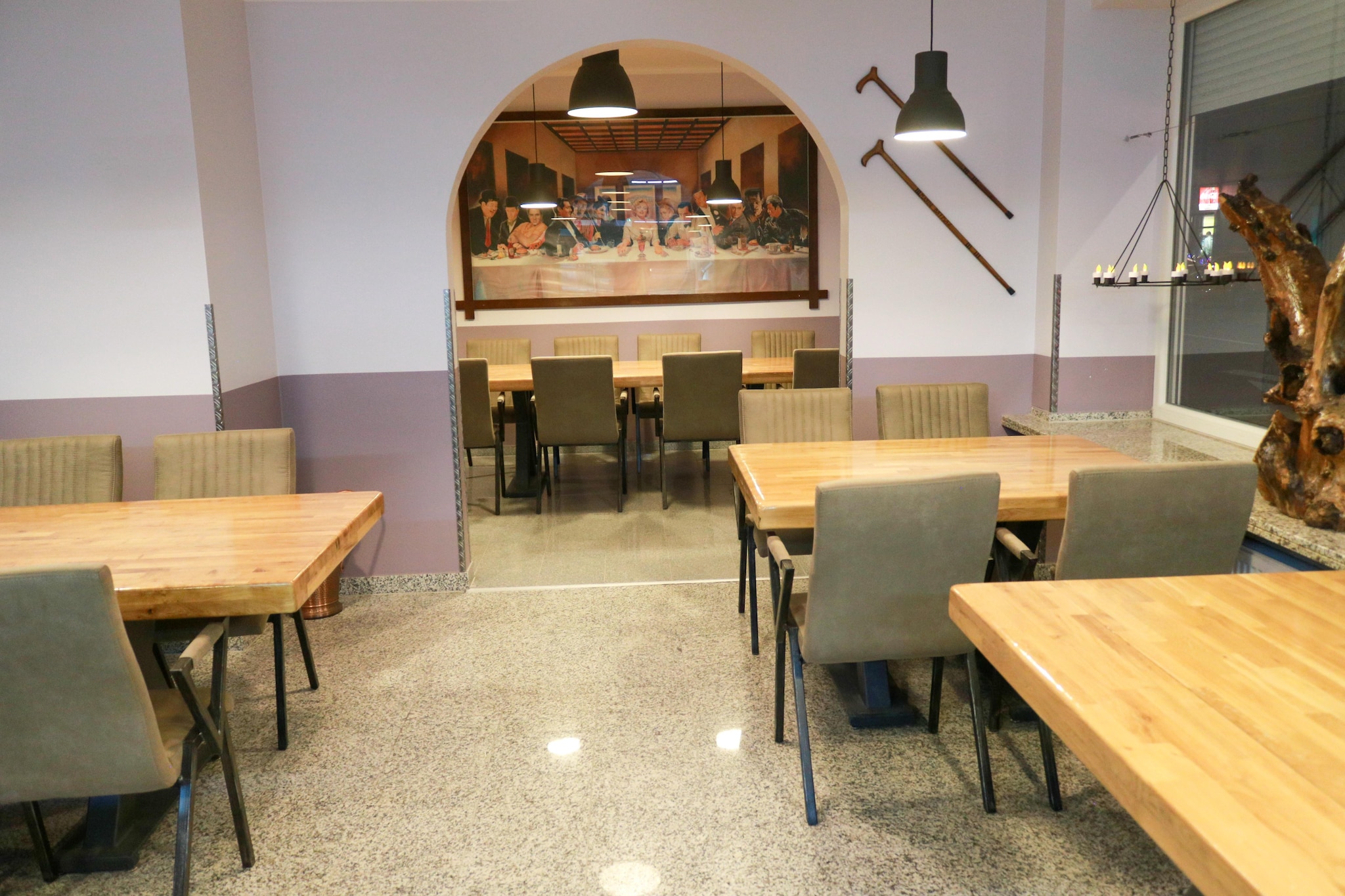 This charming ground-floor apartment in Essenâ€™s Frohnhausen district offers a cozy and functional stay, ideal for 2â€“3 guests. The living/sleeping area features a double bed, TV, dining table, and radio, while the kitchenette is equipped with a coffee machine and electric kettle for light meal prep. The bathroom includes a shower, washbasin, toilet, and hairdryer, ensuring comfort and convenience.

Guests can enjoy the balcony, relax in the shared seating area, or unwind on the terrace with garden furniture and a lounge set. On-site parking is available, and the location offers easy access to shops and restaurants (200 m), the city center (3 km), and Messe Essen (5 km). With nearby train stations and airports in DÃ¼sseldorf (40 km) and Dortmund (50 km), this apartment is a great base for both leisure and business travelers.