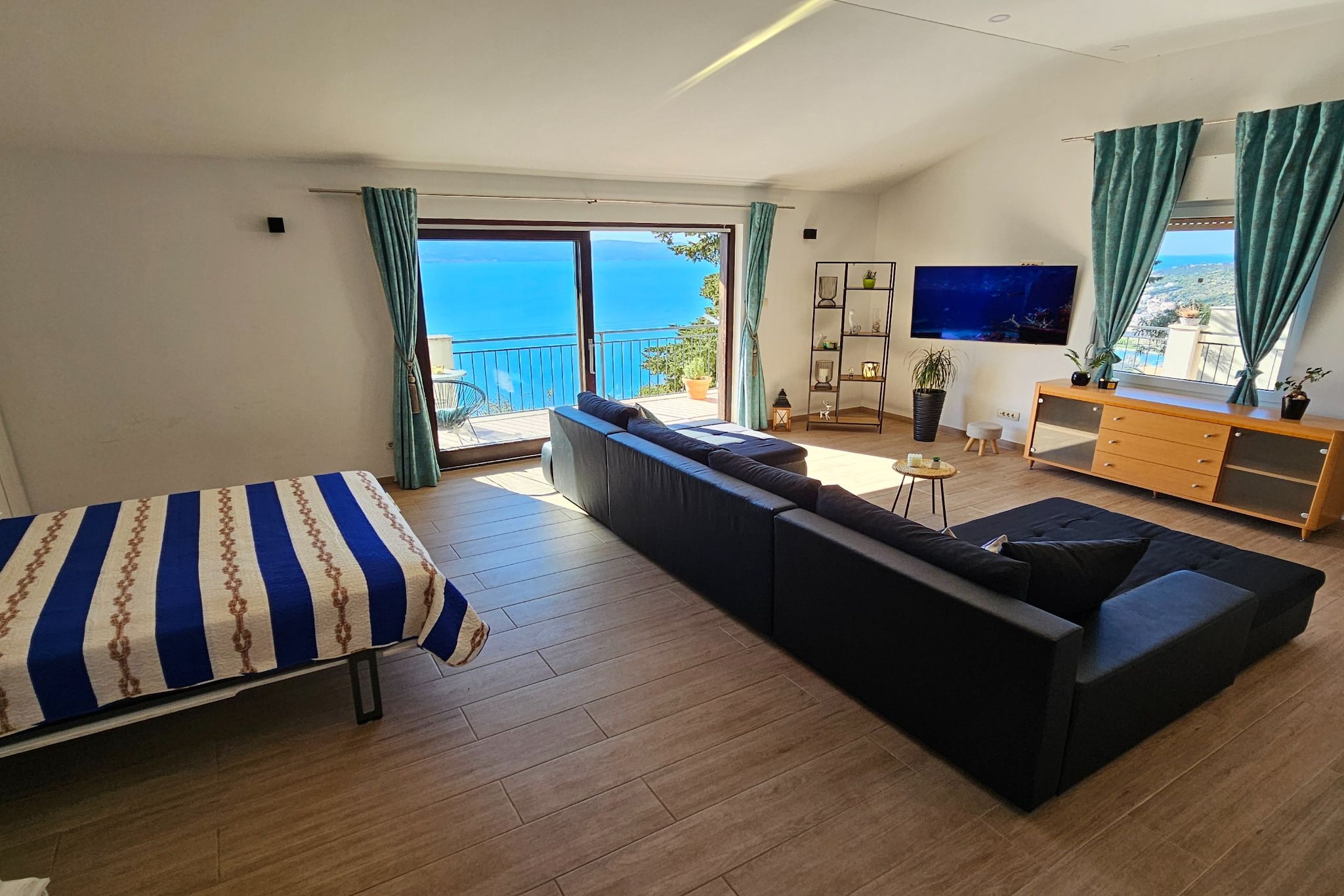 Holiday Home Sunrise - Three Bedroom Holiday Home-Woonkamer