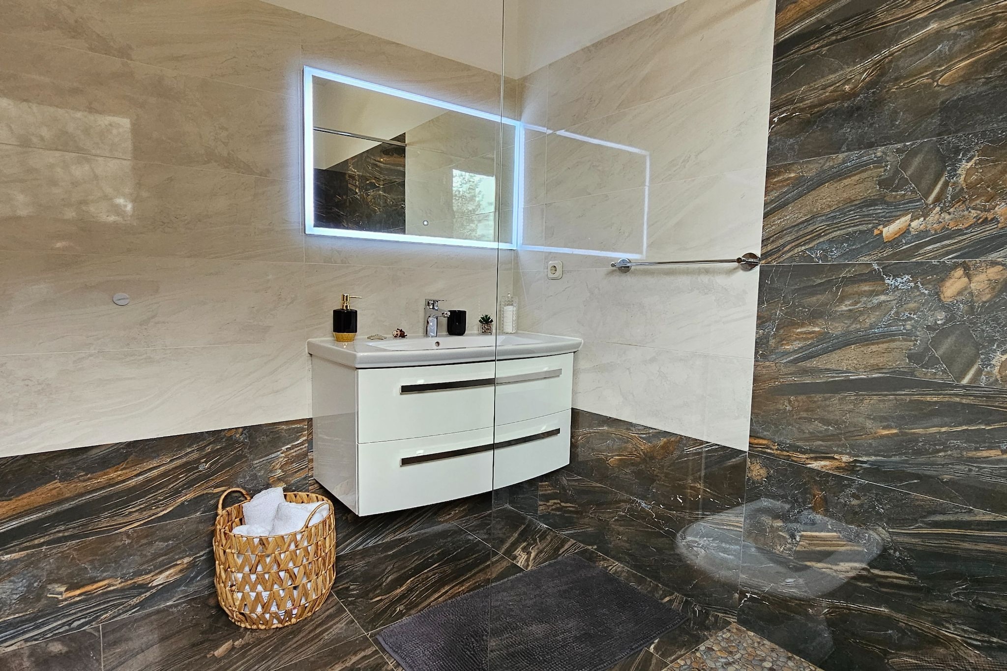 Holiday Home Sunrise - Three Bedroom Holiday Home-Badkamer