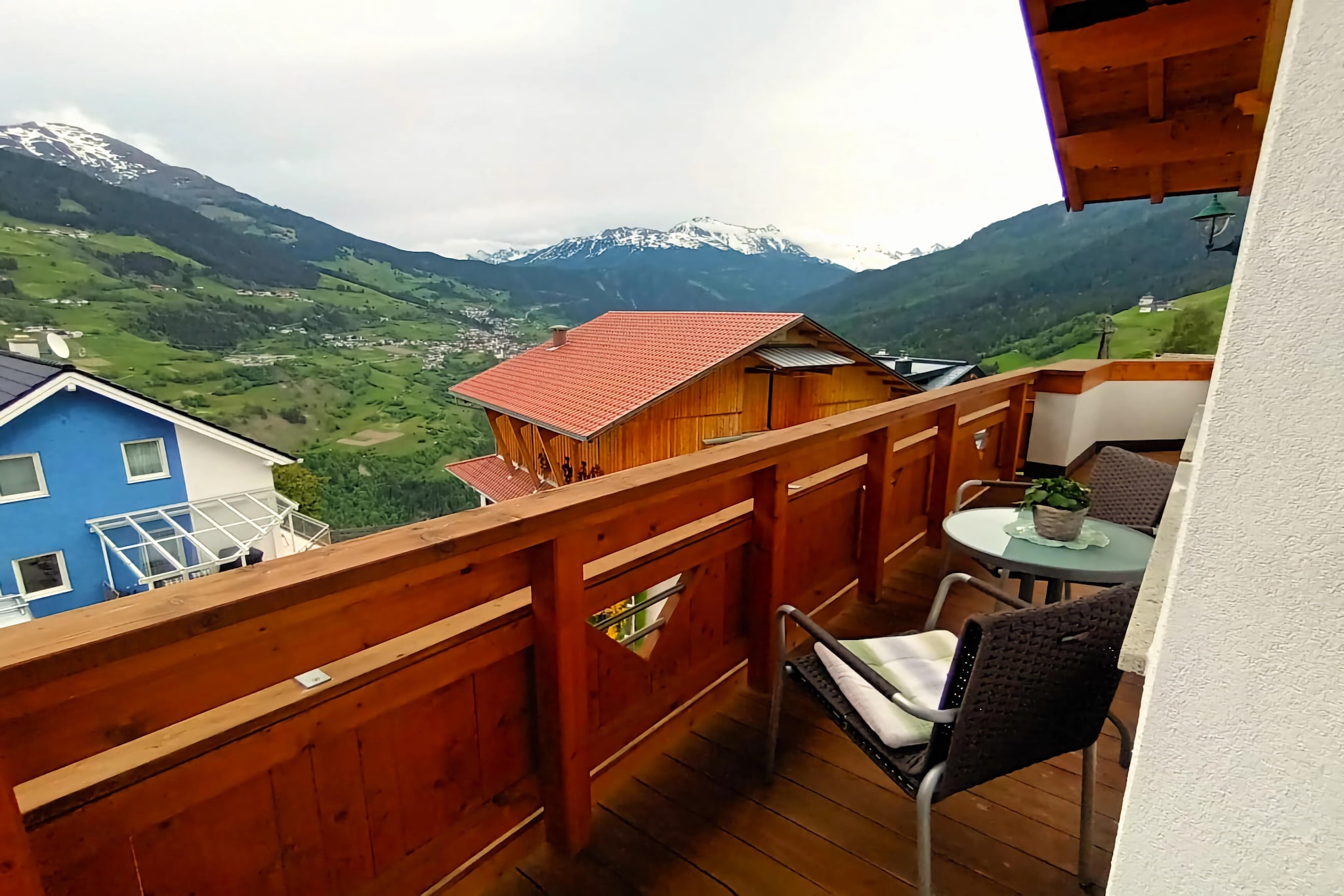 Welcome to our newly renovated apartment in the heart of Hochgallmigg, Landeck, Tyrol! This beautiful 50m² apartment offers everything you need for an unforgettable stay. With one bedroom, a bathroom with bathtub, a cozy kitchen-diner with dining table and a living room with a pull-out couch, it can comfortably accommodate up to 4 people.

Our new apartment offers modern comfort with traditional Tyrolean charm. Enjoy the warm atmosphere and high-quality amenities during your stay.

The area around Hochgallmigg is a paradise for nature lovers all year round. In winter, you can explore the nearby ski slopes, go snowboarding, cross-country skiing or simply stroll through the snow-covered landscape. After a day full of activities, you can warm up in the apartment and end the evening on the balcony with a breathtaking view of the snow-capped mountains.

In summer, the area turns into a hiking paradise, with countless hiking trails through green alpine meadows and impressive mountain landscapes. Cycle along the scenic routes or enjoy a refreshing hike to one of the surrounding mountain lakes. After a day full of adventure, you can relax on the balcony and enjoy the warm summer air.

No matter what time of year you visit us, our apartment in Hochgallmigg offers the perfect starting point for unforgettable experiences in Tyrol. We look forward to welcoming you and offering you an unforgettable stay.

For hassle-free check-in, you will receive a link by email shortly before your arrival so that nothing stands in the way of enjoying your holiday.