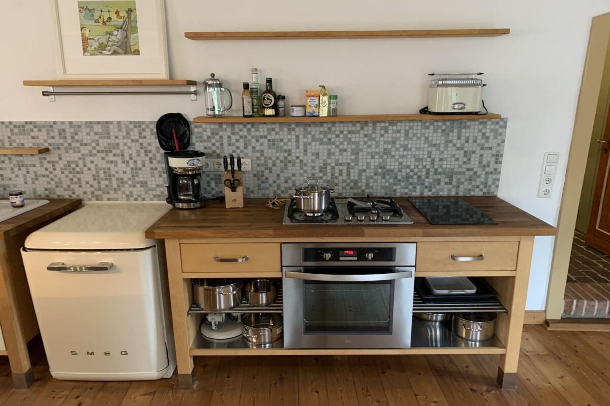 Listed residential building with former grocery store near Greetsiel. The spacious garden with old fruit trees offers plenty of space!