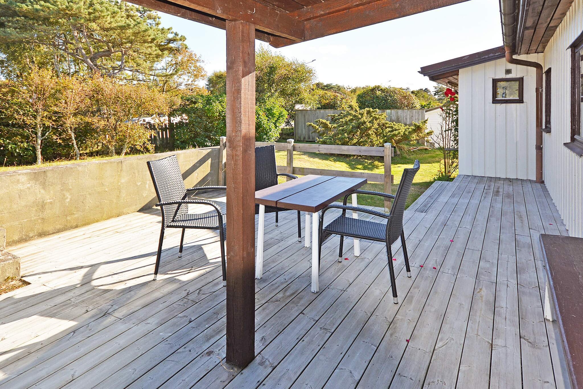 Basement: (washing machine)\n\nInternet Access DSL, Kitchen(cooker(electric), coffee machine, microwave, dishwasher, fridge-freezer), Living/bed room(fireplace), bedroom(2x single bed), bedroom(double bed), bedroom(2x single bed), bathroom(washbasin, shower, toilet), bathroom(washbasin, toilet), conservatory(garden furniture), heating(electric), parking, air to air heatpump