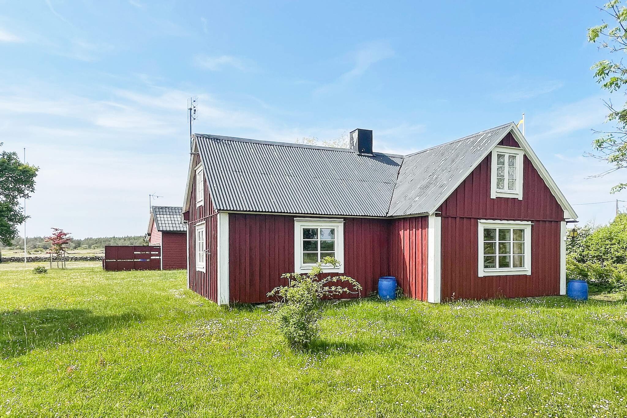 Annex: (single folding bed, 2x bunk bed)\n\nKitchen(cooker(electric), oven, microwave, fridge-freezer), Living/bed room(double folding bed), bedroom(2x bunk bed), bathroom(washbasin, shower, toilet), heating(electric), garden, parking, air to air heatpump