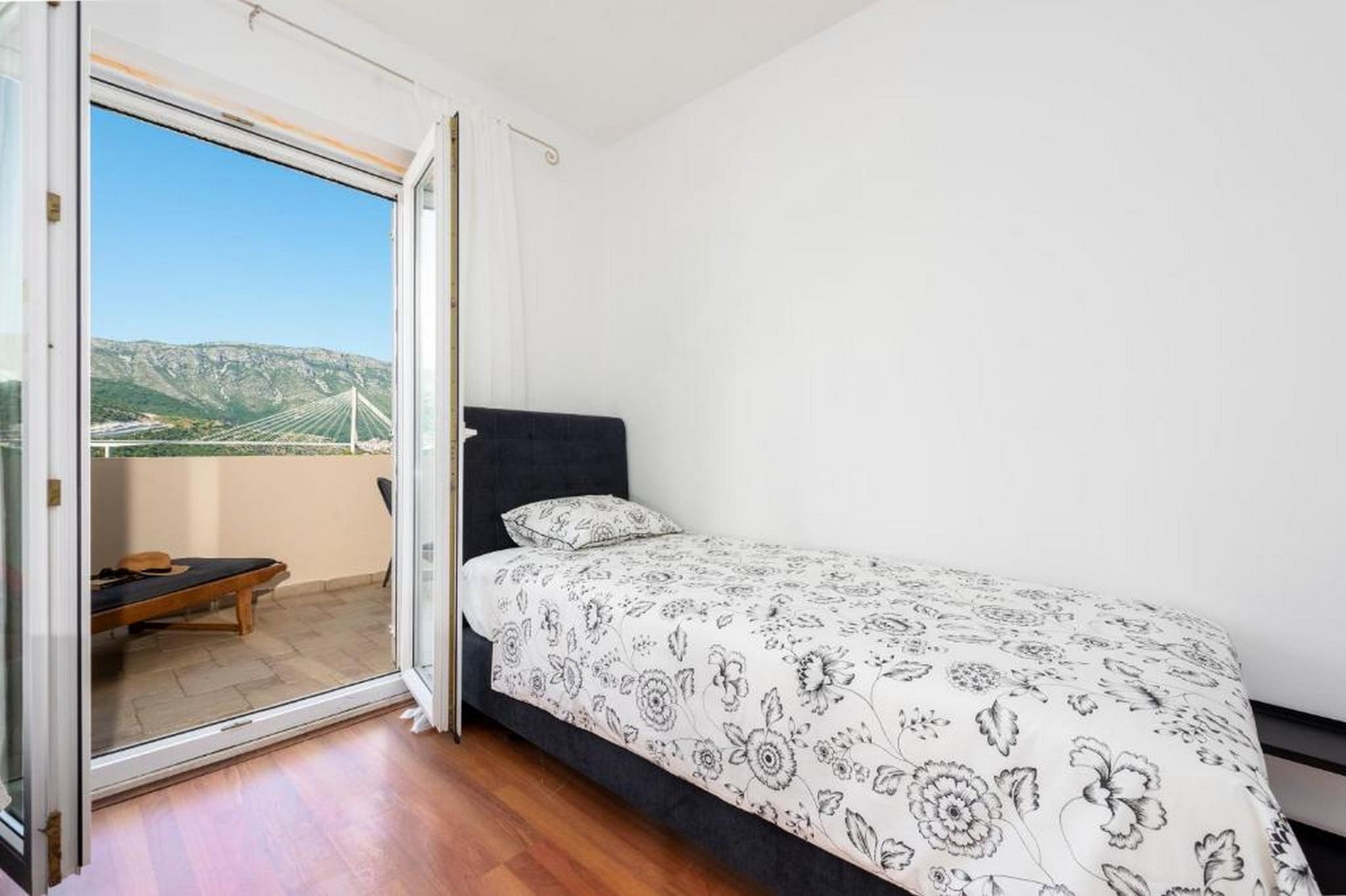 Apartments Meri & Karla - Two Bedroom Apartment with Balcony and Bridge View (Meri)