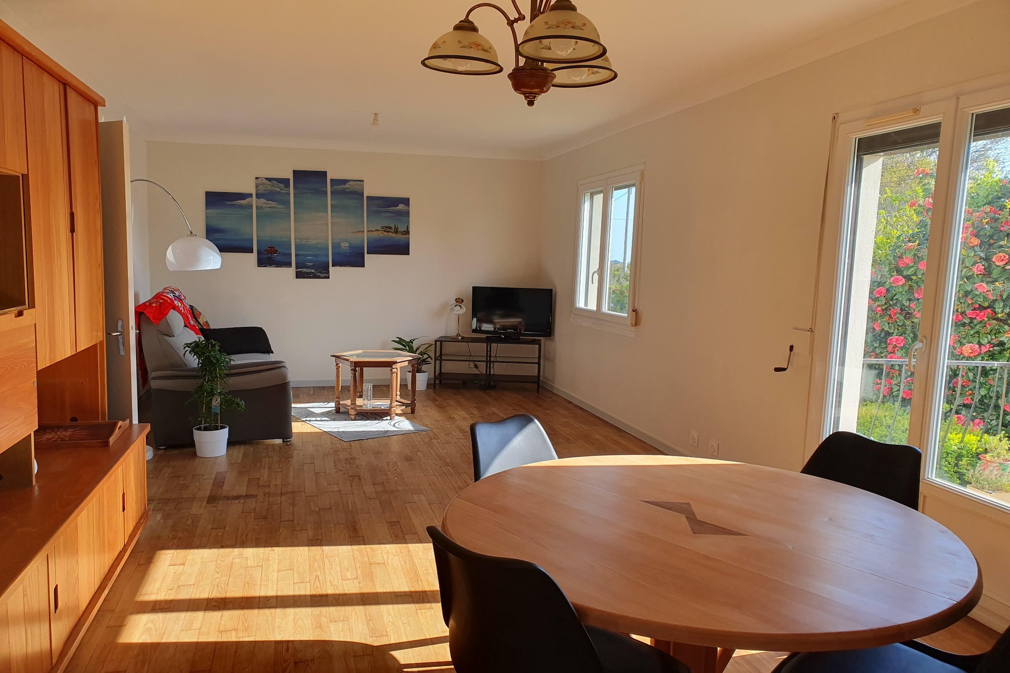 Ground floor: (Kitchen(electric kettle, toaster, cooker, coffee machine, oven, dishwasher, fridge), Living/diningroom(TV(no dutch television channels, no german television channels)), bedroom(double bed(140 x 190 cm)), bedroom(double bed(140 x 190 cm)), bathroom(shower), toilet)\n\nwashing machine, garden, garden furniture, parking