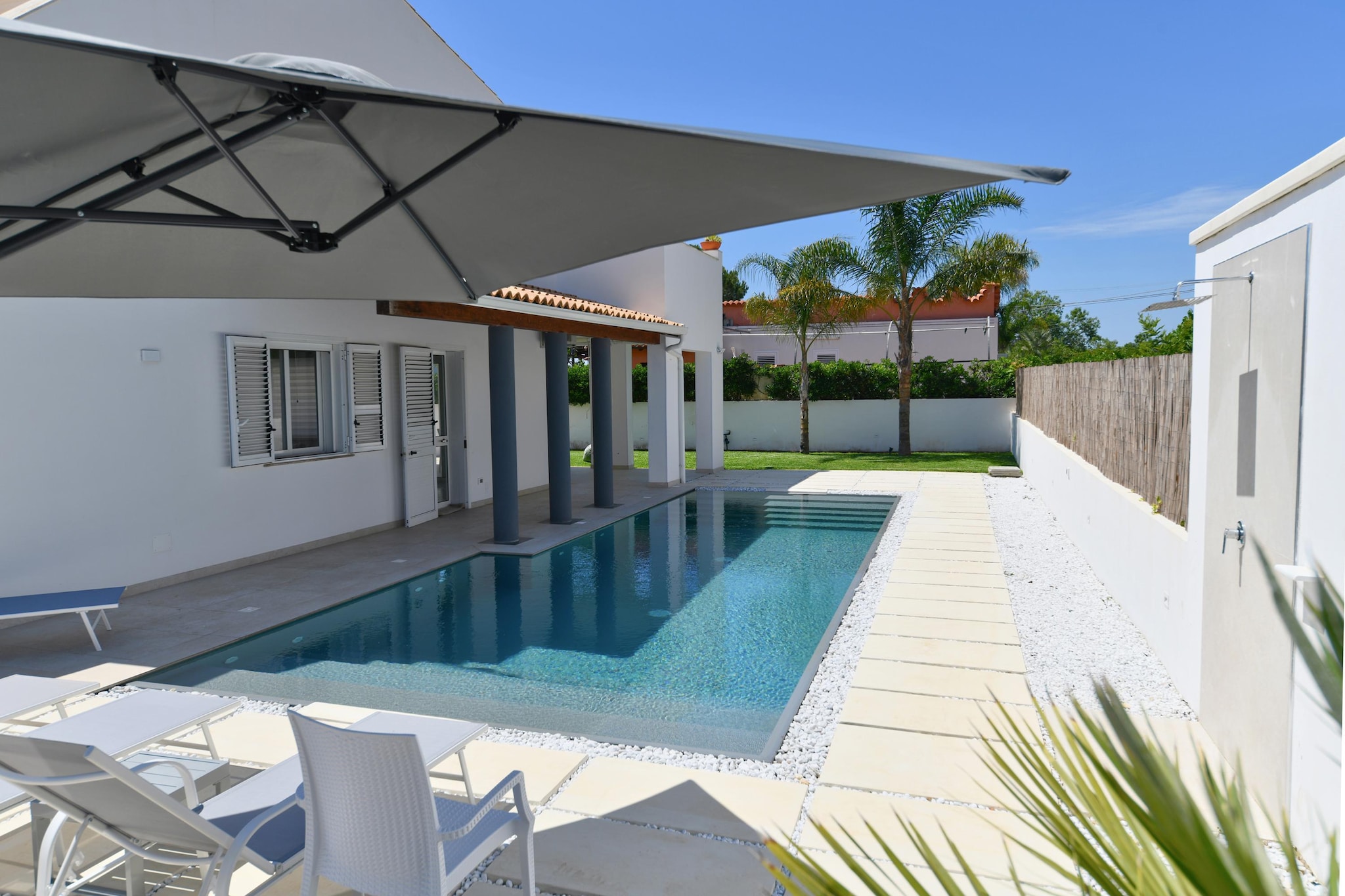 Less than 700 meters from the rocky coast, nestled in one of Fontane Bianche's most enchanting coves, with crystal-clear waters offering ideal diving conditions and just a two-minute drive from the white sandy beach, this beautiful property is situated on a meticulously maintained plot of approximately 850 square meters. The apartment, accommodating up to five people, is located on the first floor of a Mediterranean villa, newly built in June 2023, featuring a saltwater infinity pool.

The owner occupies the ground floor, but does not always use it as his primary residence during the low and mid-seasons. The owner will not infringe upon the privacy of his guests.

Access to the apartment is via a separate door after passing through a shared pedestrian gate.

Eighteen comfortable steps, divided into two flights of stairs, lead to the 85-square-meter apartment on the first floor. It is tastefully and comfortably furnished for five people.
... The owner will not use the pool with the guests, allowing them to enjoy it undisturbed.

Attractions such as the Cava Grande Nature Reserve (15 min.), Pantalica (40 min.), and Vendicari (20 min.) are easily accessible from here.

Notes:

- A security deposit (â‚¬300) is payable in cash (refundable on departure day).

- Pool use is permitted from May 1st to October 31st, 2026. Upon request, pool use is possible for an additional fee before May 1st, 2026, and after October 31st, 2026.

- Accessibility: Not suitable for people with reduced mobility.