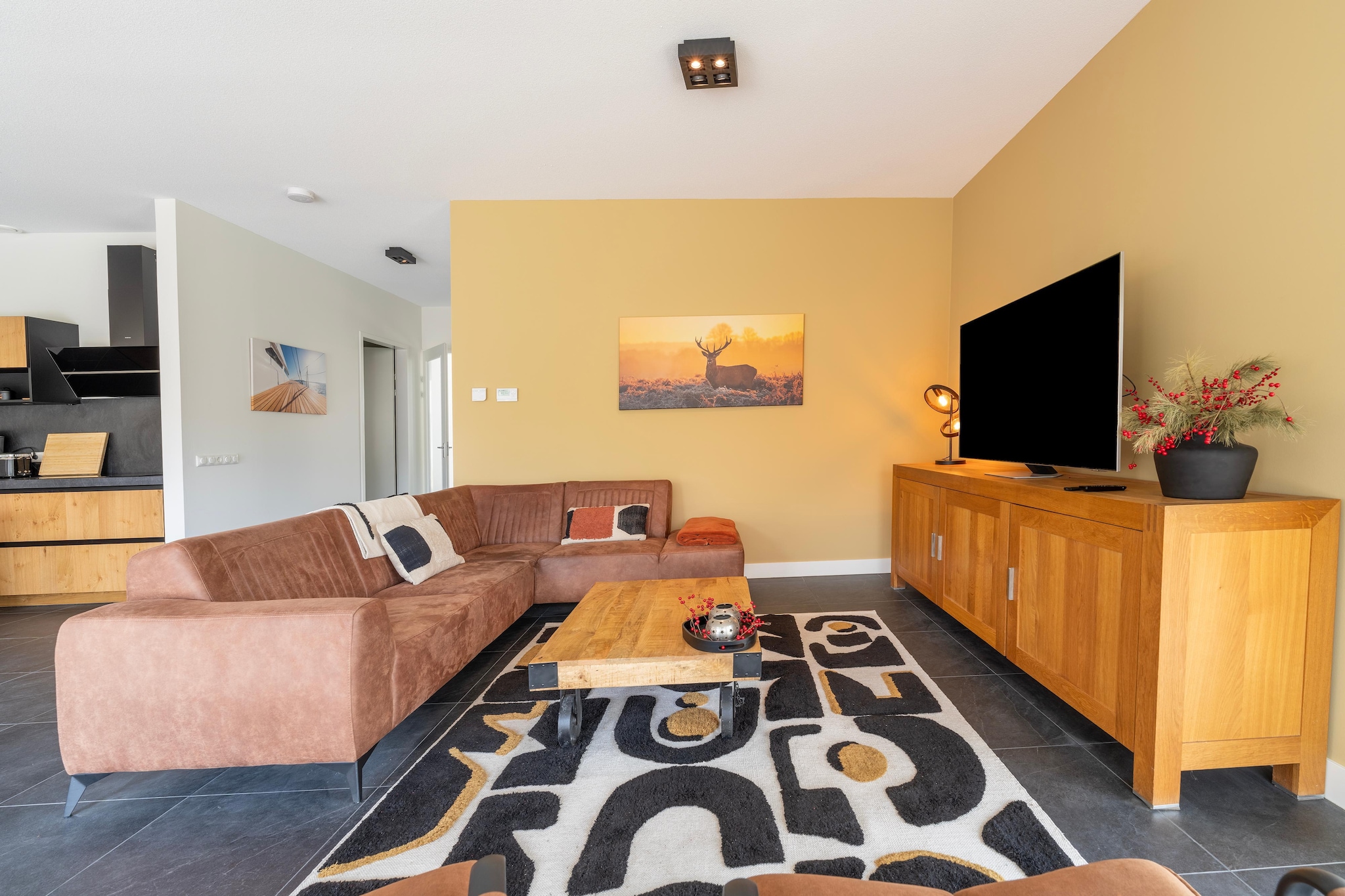 Ground floor: (Entrance, open kitchen(bar(eating bar), hob(induction), electric kettle, hood, coffee machine(espresso, fully automatic), combination microwave, dishwasher, fridge), Living/diningroom(TV(flatscreen, digital, smart TV), dining table, seating area), bedroom(double bed, TV(flatscreen, digital, smart TV)), bathroom(shower(walk-in shower), washbasin, toilet), toilet(washbasin, toilet), storage(freezer, tumble dryer, washing machine), heating(floor heating))\n\nOn the 1st floor: (hall, bedroom(double bed, air conditioning), bedroom(double bed, TV(flatscreen, digital, smart TV), balcony, air conditioning), bathroom(bathtub with shower, shower(walk-in shower), washbasin, toilet), bathroom(shower(walk-in shower), washbasin, toilet), Landing, heating(floor heating))\n\njetty(acces via outside stairway), dining table, terrace(private), garden(private, fenced), garden furniture, BBQ(electric), parking, tennis court(shared with other guests, paid), solar energy, air to water heatpump, lounge set, Charging post for electric cars