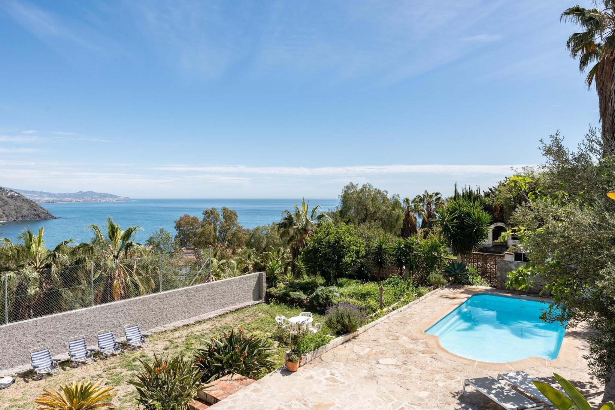 Villa on the Tropical Coast of Almuñécar on the seashore.
This property has 2 floors with 5 bedrooms that have 3 double beds and 4 single beds, 2 bathrooms with bathtub, toilet, fully equipped kitchen, living-dining room, and a spectacular terrace with sea views.
Who doesn't like waking up to the Mediterranean breezes?
Almuñécar is known for its beautiful beaches and the tranquility that is felt in this area, great for disconnecting and enjoying; since it has a variety of beach bars, leisure shops, restaurants, and water sports. Near this beautiful town you can visit La Herradura, Granada, or La Herradura and its enchanting crystalline coves. Without forgetting Sierra Nevada, can you imagine being in the mountains in the morning and in the afternoon at the sea?
There is no greater pleasure than enjoying this combination, don't hesitate and book your break.
This villa is rented according to the number of people, if the villa is reserved for 7 people; You will only have access to the first floor where there are 3 bedrooms (1 double bed and 5 single beds), two bathrooms, the kitchen, the living room, and the terrace. And if the villa is rented by more than 7 people, up to 10 people, the ground floor will open, which has a double bed, a single bed, and a bathroom.