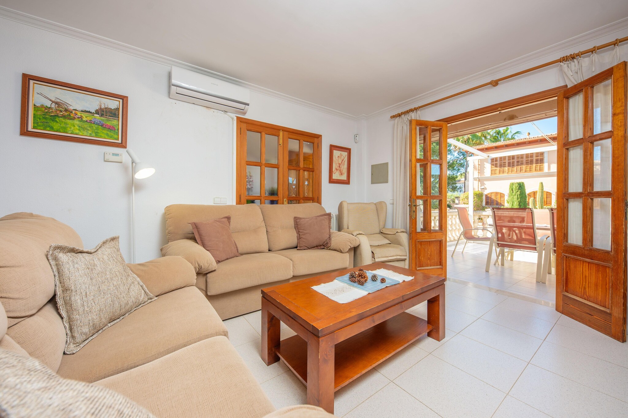 The exterior of this chalet offers an idyllic space to relax and enjoy. With landscaped areas and a shaded porch. Perfect for savoring an outdoor aperitif, recharging under the warm sun, or sharing peaceful evenings in good company.
This modern villa offers a single-storey interior for unparalleled comfort. The entire house has air conditioning. Upon entering, you will find a spacious living-dining room, equipped with a Smart TV and two comfortable sofas for relaxing. The separate kitchen has a ceramic hob and is fully equipped with everything you need to prepare delicious meals. For relaxation, there are three cosy bedrooms: two with double beds and one with two single beds, all with wardrobes and fans for a pleasant stay. In addition, two full bathrooms with bathtubs ensure convenience. Please note that the house does not have a cot for babies.
Playas de Muro offers a perfect combination of natural beauty, crystal-clear waters, and exciting activities. This extensive stretch of coast, with over 6 kilometers in length, is known for its fine white sand and turquoise waters, making it a paradise for sun and sea lovers. Playa de Muro is ideal for families and offers comprehensive services; nearby is the S'Albufera Natural Park, a protected natural reserve that hosts an incredible variety of native flora and fauna. Charming Mallorcan villages such as Alcúdia and Pollença are just a short distance away, with their medieval charm, local markets, and delicious cuisine. Consult the advertiser for possible charges. Pets are not allowed. The holding of events is forbidden.
Distances
Beach: 0.3 km - Playa de Muro
Airport: 62 km - Aeropuerto de Palma
Golf course: 11.4 km - Club Golf Alcanada
Town: 4.8 km - Ca'n Picafort Centre
Train station: 17.1 km - Tren Sa Pobla
Bus stop: 0.7 km - Bus
Ferry: 8.9 km - Embarque Alcudia
Hospital: 25.6 km - Hospital Comarcal de Inca
Tourist license: ETV/11765Single Rental Registry: ESFCTU20A1070110006950380000000000000000000ETV/117650There's a mandatory tourist tax in Balearic Islands, called Ecotasa. All guests, except people under 16 years, have to pay this tax. The amount varies between 0.55€/night and guest during the low season and 2.2€/night and guest during the high season .The tax is reduced by half from the 9th day for your stay.