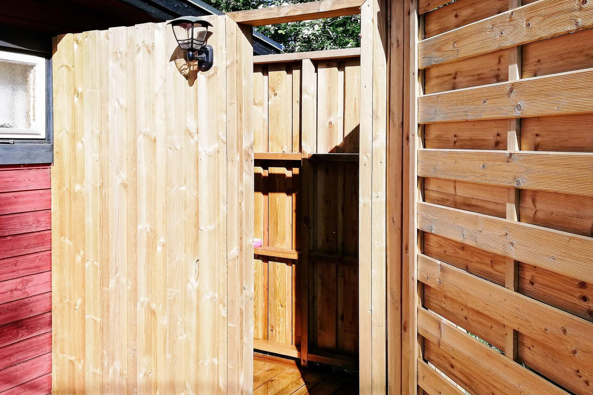 Living room, Kitchen(cooker(electric), coffee machine, microwave, fridge-freezer, water from well), bedroom(double bed, 2x bunk bed), bathroom(washbasin, toilet), outdoor shower(outside), fireplace, heating(electric)