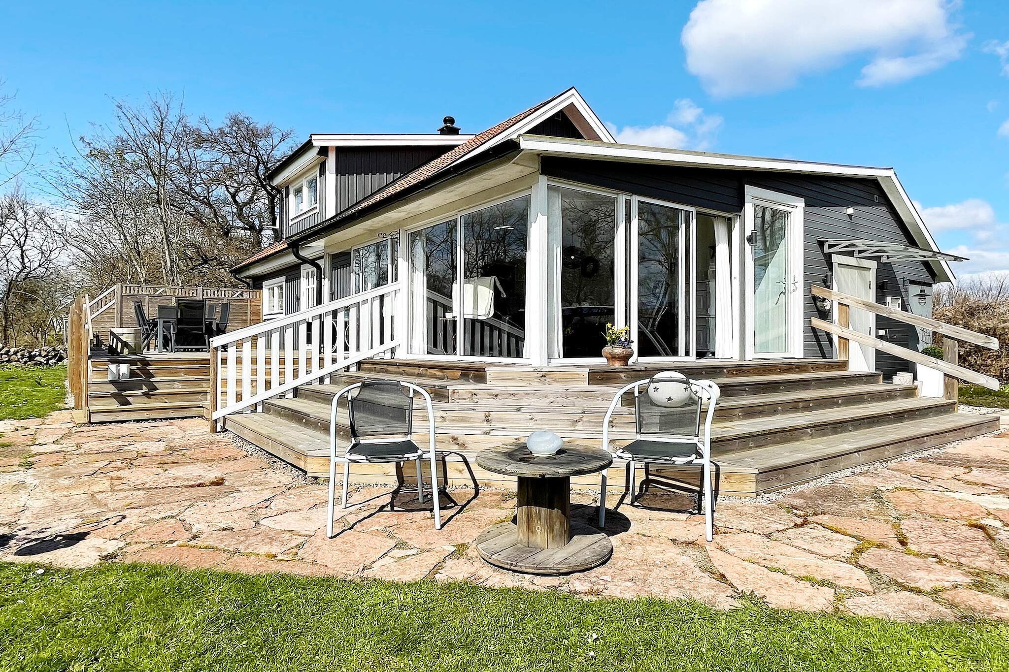 Really homely and fresh house in Spjutterum with glazed conservatory and large lovely balcony. Here you live perfectly on the slightly quieter eastern side of Ã–land with a good location for exploring the island. The house has a large open living room with kitchen, nice dining area and living room with comfortable furniture. The open upper floor is separated by a partition wall. Here you sleep in a double bed and a 140 cm wide sofa bed for two. On the lower level there is a bedroom with a family bunk bed where the lower bed is 140 cm wide and accommodates two who want to lie close. The bathroom with wc, sink and shower is on the lower level. You have a lovely glazed conservatory where you can enjoy well into the evening. You can reach the nice balcony from the balcony door from inside or from the conservatory. There is fine outdoor furniture and a charcoal grill here. You only have 3.8 km to Ã–land's eastern coast with BjÃ¤rby Badplats, where you can experience a wonderful sandy beach. BlÃ¤singe is also a lovely sandy beach. There are many &quot;gems&quot; to discover on Ã–land's slightly quieter east coast. You have beautiful nature and lovely hiking trails such as Nunnedalen close in. GrÃ¥borg is Ã–land's largest ancient castle, you also have Borgholm's castle ruins which you must not miss. In the summer, there are many lovely cafes, ice cream cafes, fashion studios, flea markets and farm shops to explore. In Runsten there is Antik &amp; Loppis which is well worth a visit, there is also Runstens GÃ¥rd with its popular farm shop. If you want to enjoy a larger selection of restaurants, ice cream cafes and entertainment, it is 20 km to FÃ¤rjestaden and 25 km to Borgholm. If you want more well-visited beaches, there is KÃ¶pingsvik not far away or wonderful BÃ¶da with its undulating beaches located higher up on Ã–land. Don't forget to eat body cakes for lunch some day, a real Ã–land delicacy.