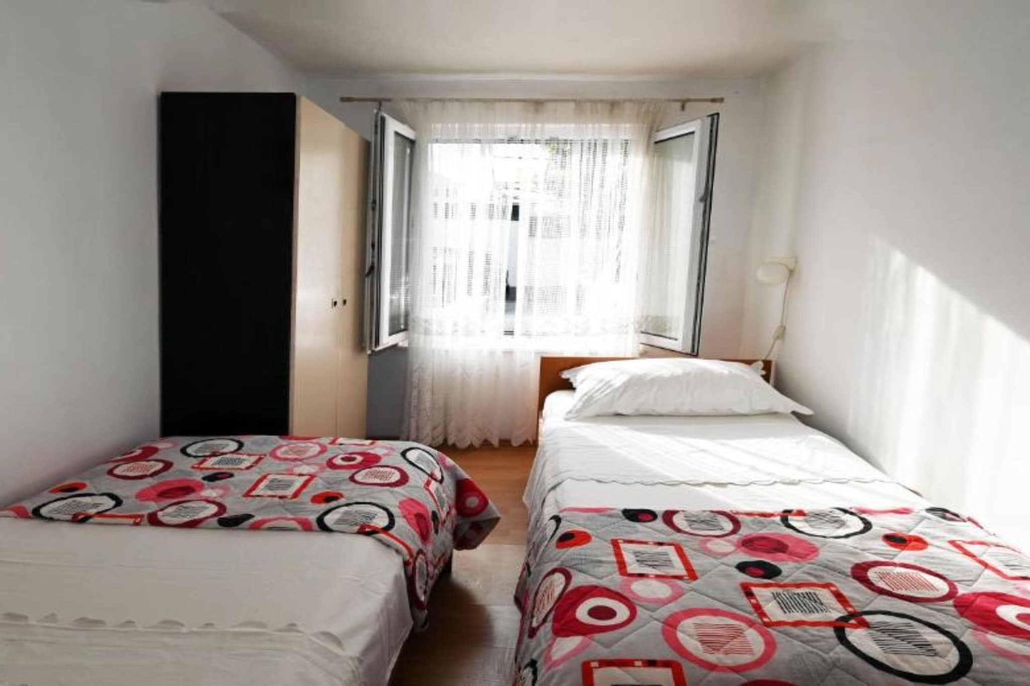 Apartments Mihovilović - 50 m from beach - Two Bedroom Apartment with Terrace and Pool View (A1)-Slaapkamer