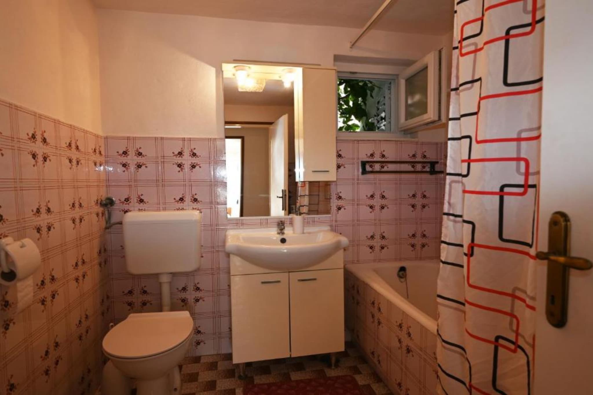 Apartments Mihovilović - 50 m from beach - Two Bedroom Apartment with Terrace and Pool View (A1)-Badkamer