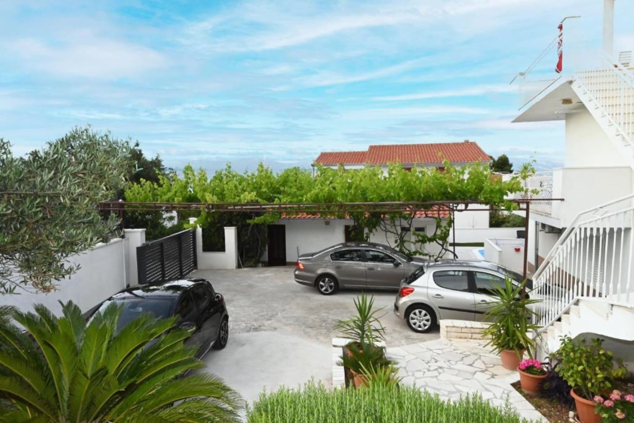Apartments Mihovilović - 50 m from beach - Two Bedroom Apartment with Terrace and Pool View (A1)-Parkeerplaats
