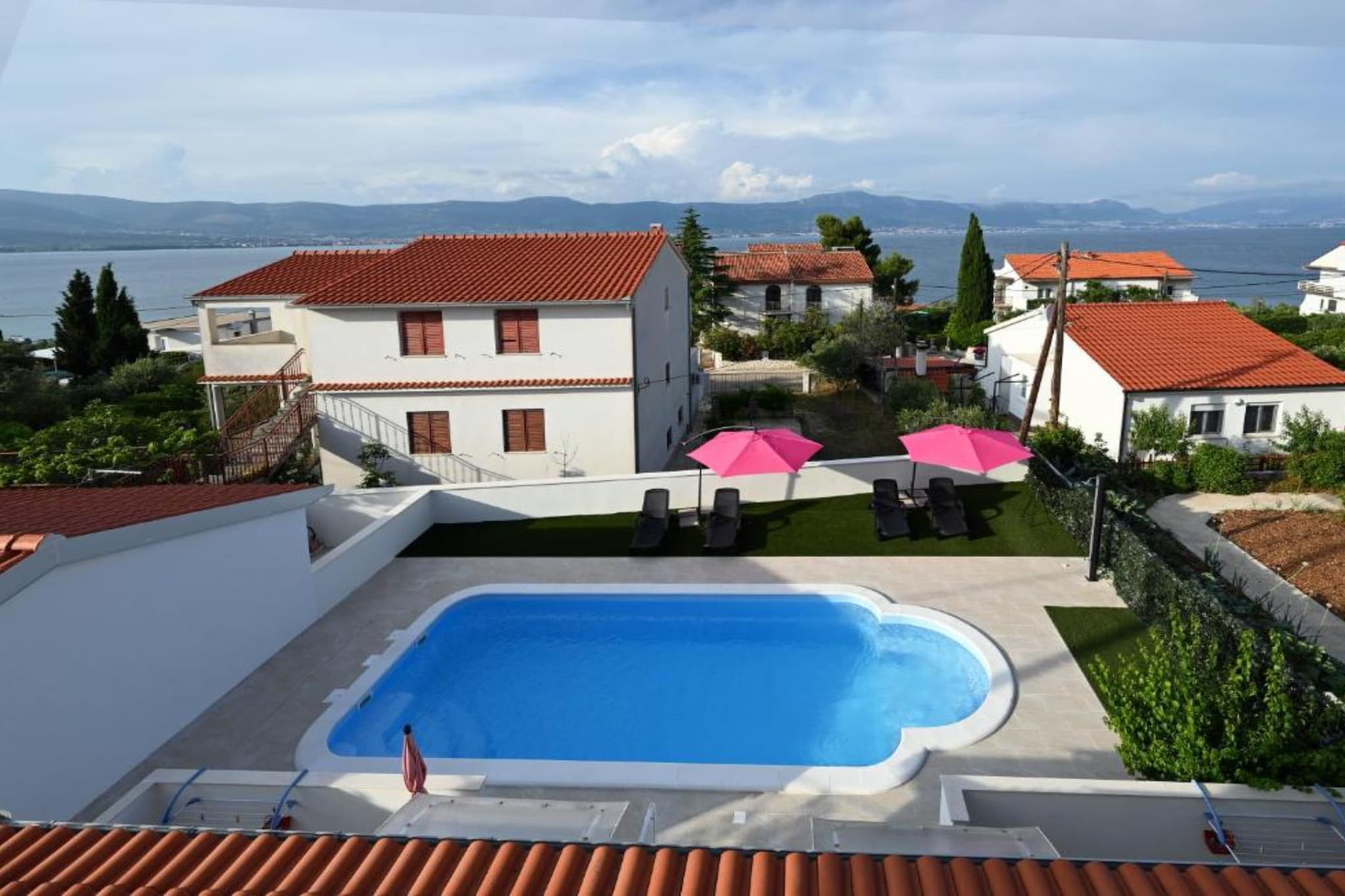 Apartments Mihovilović - 50 m from beach - Superior Two Bedroom Apartment with Balcony and Sea View (A3)-Außenbereich