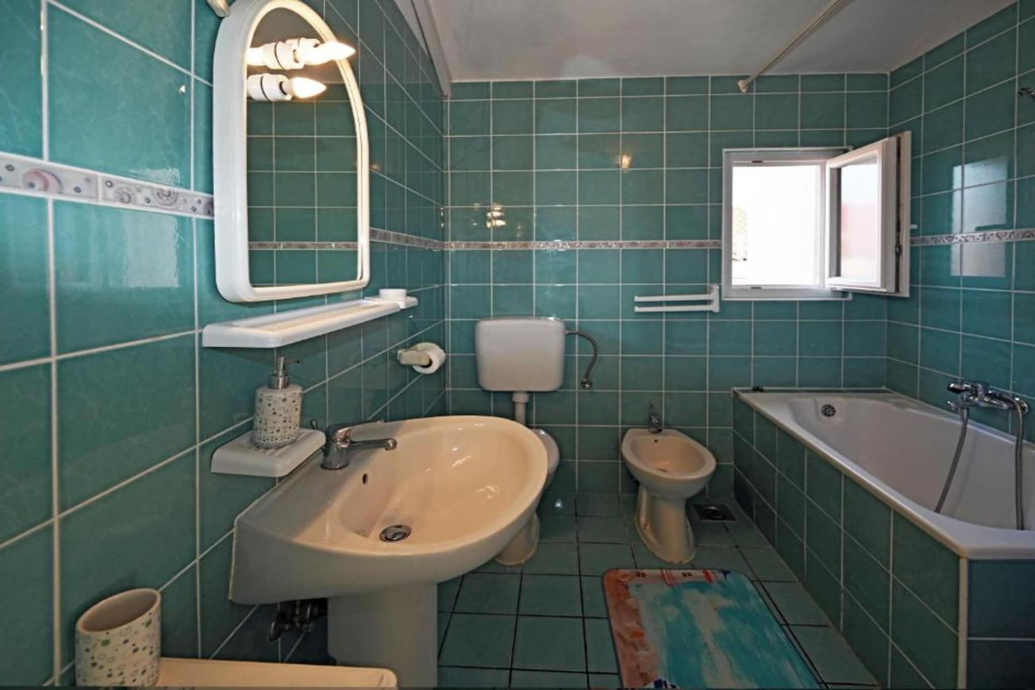 Apartments Mihovilović - 50 m from beach - Superior Two Bedroom Apartment with Balcony and Sea View (A3)-Badezimmer